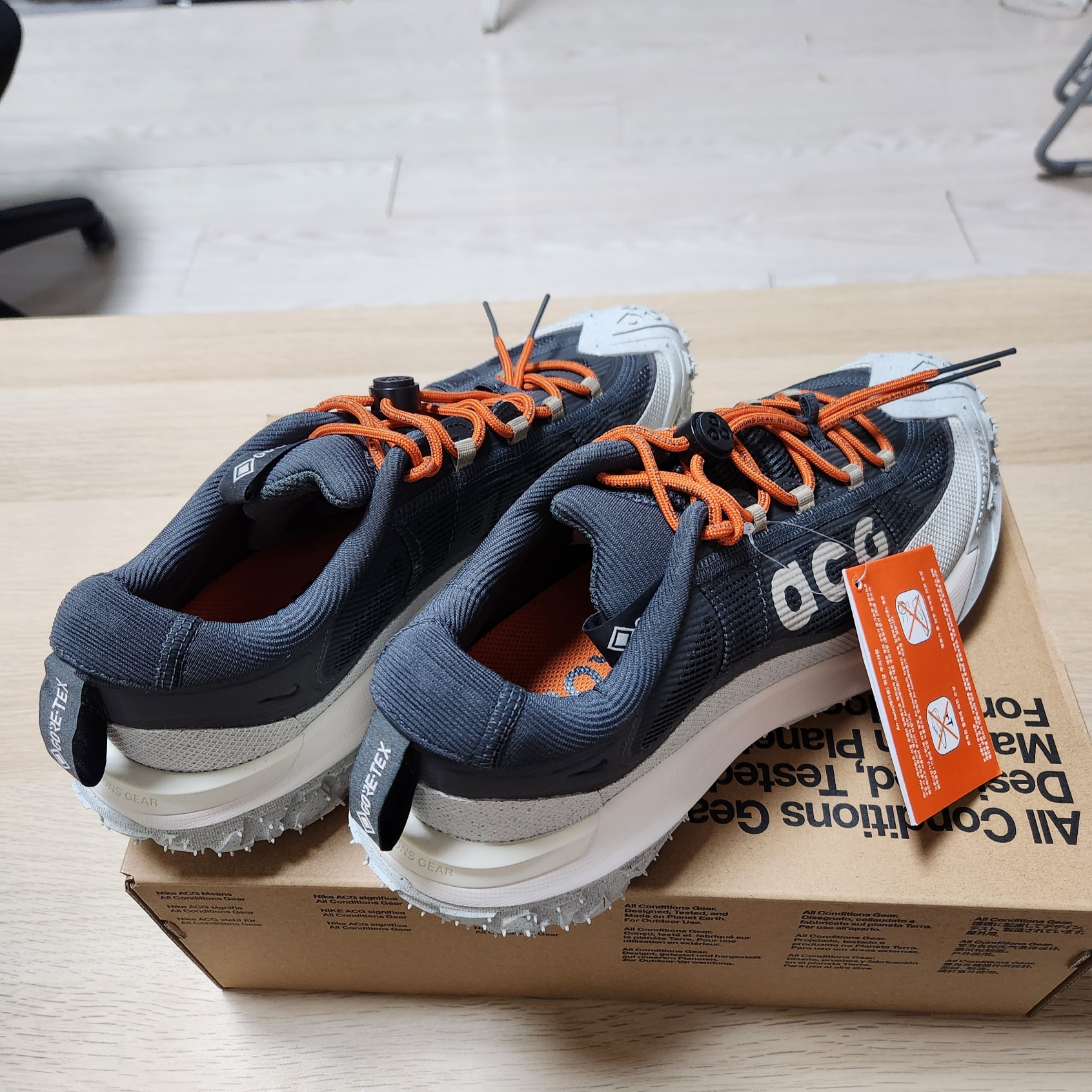 Nike ACG Mountain Fly Low Gore-Tex Dark Smoke Grey 착용 스타일 - 5