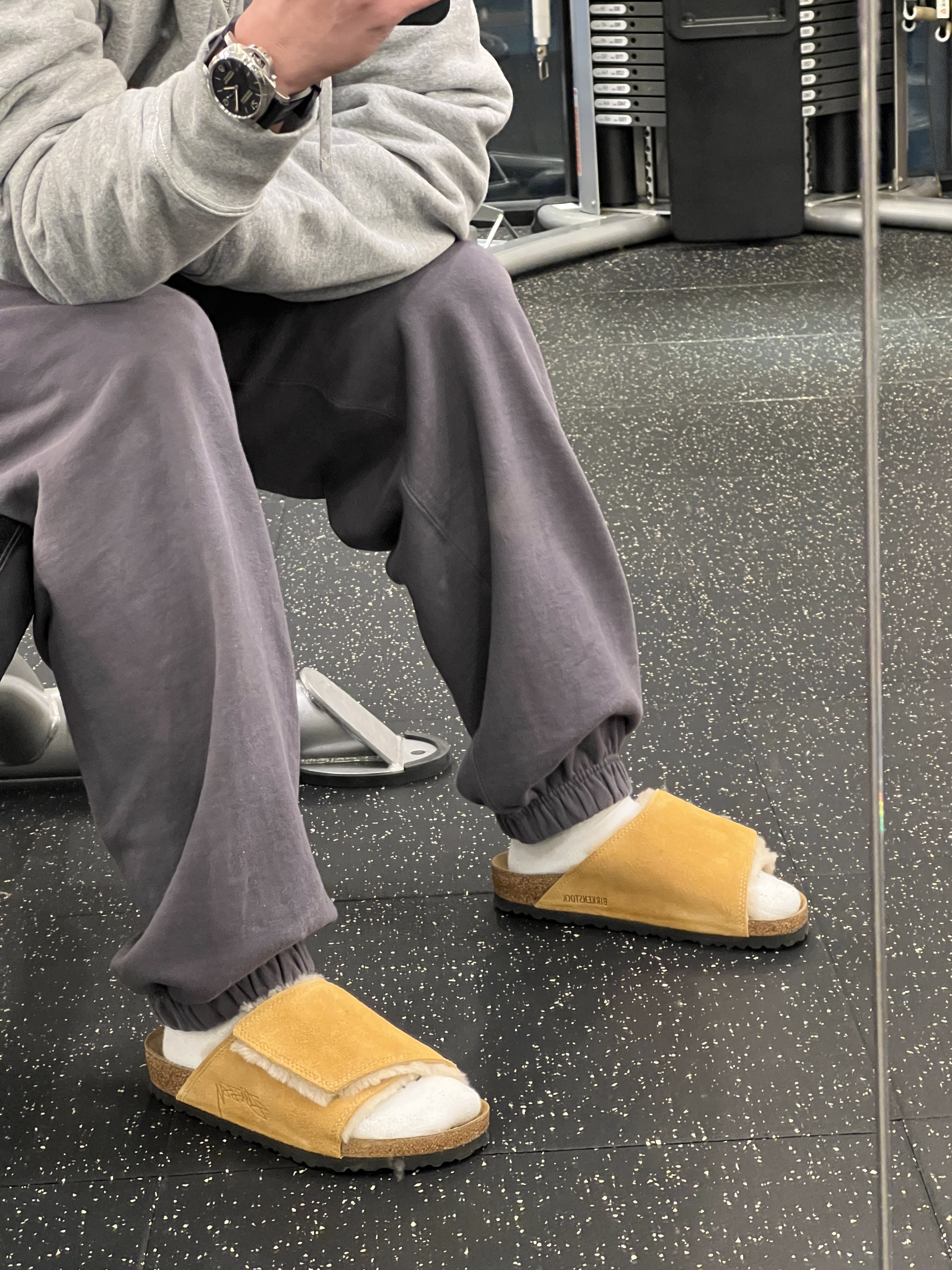 Birkenstock x Stussy Solana Shearling Slide Caramel, Stussy Double Face Label Zip Hoodie Grey Heather 착용 스타일 - 1