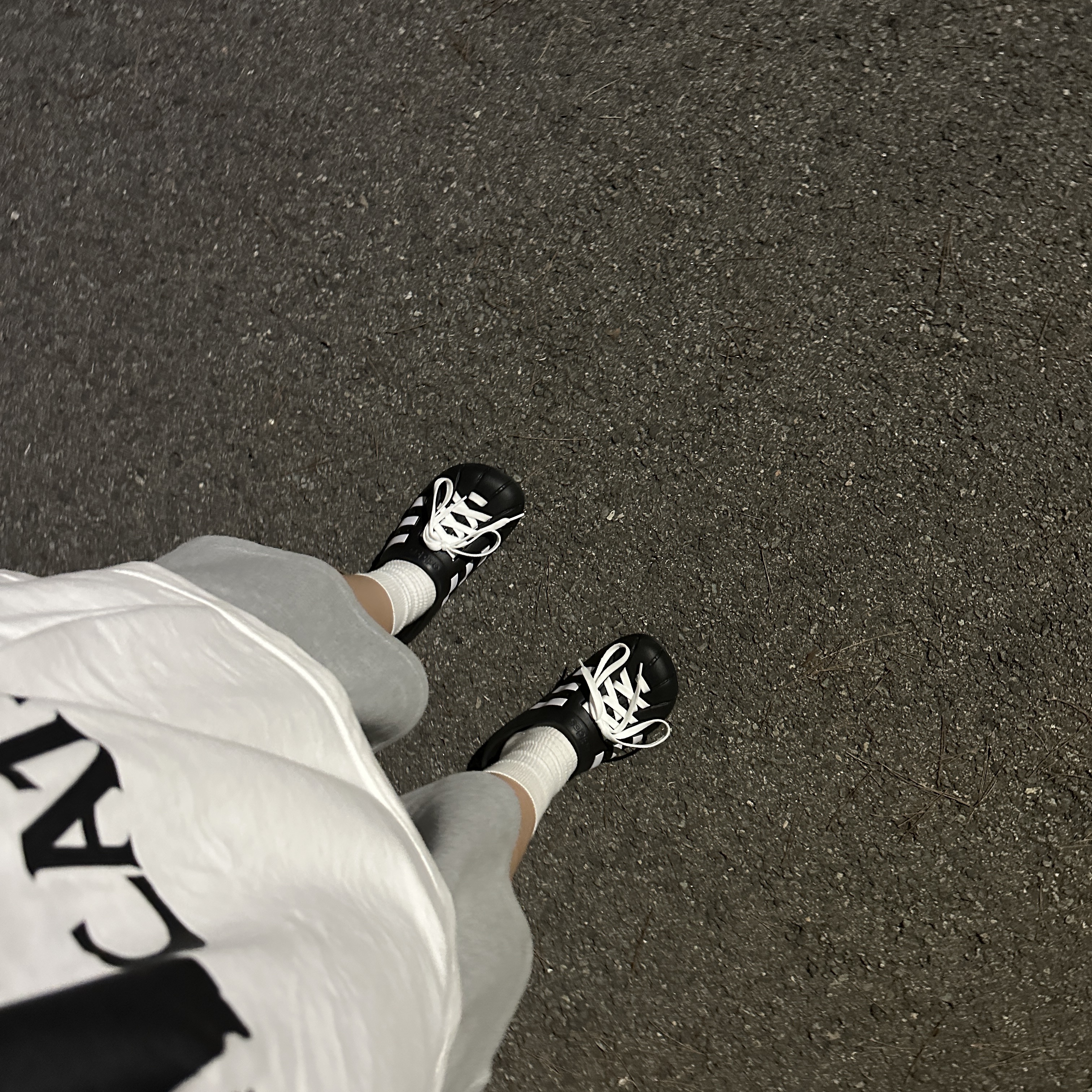 Adidas Adilette Clog Black White 착용 스타일 - 2