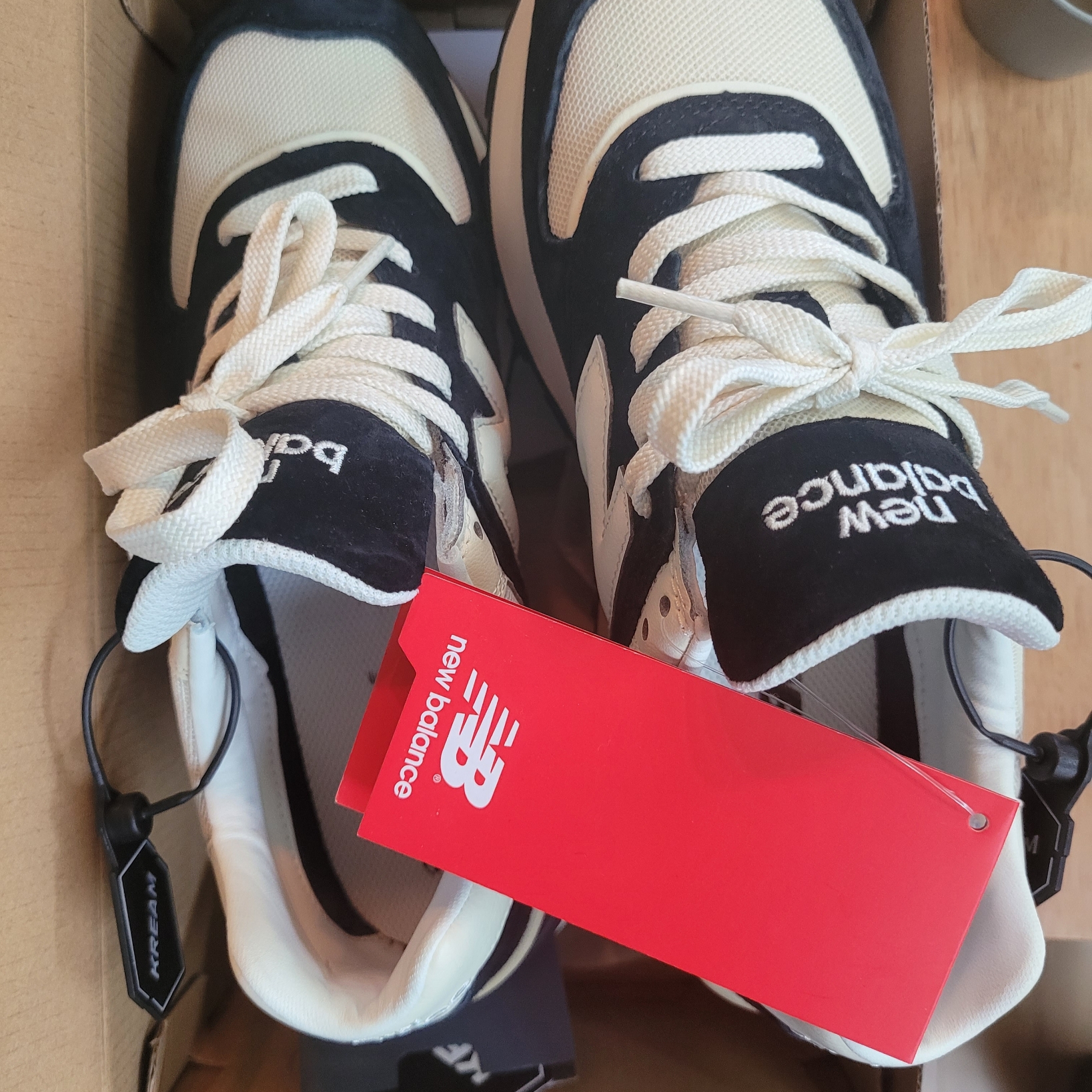 New Balance 574 Legacy Black Angora 착용 스타일