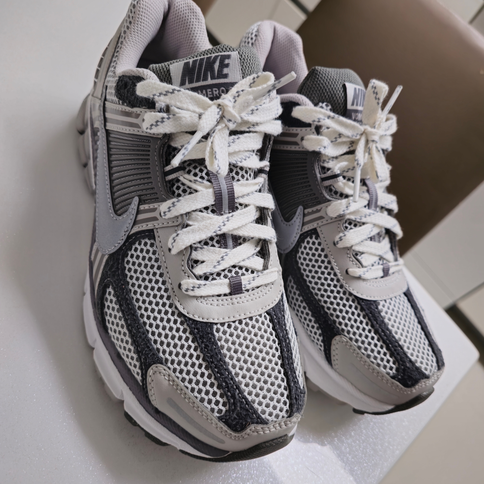 Nike Zoom Vomero 5 PRM Light Iron Ore and Flat Fewter 착용 스타일 - 2