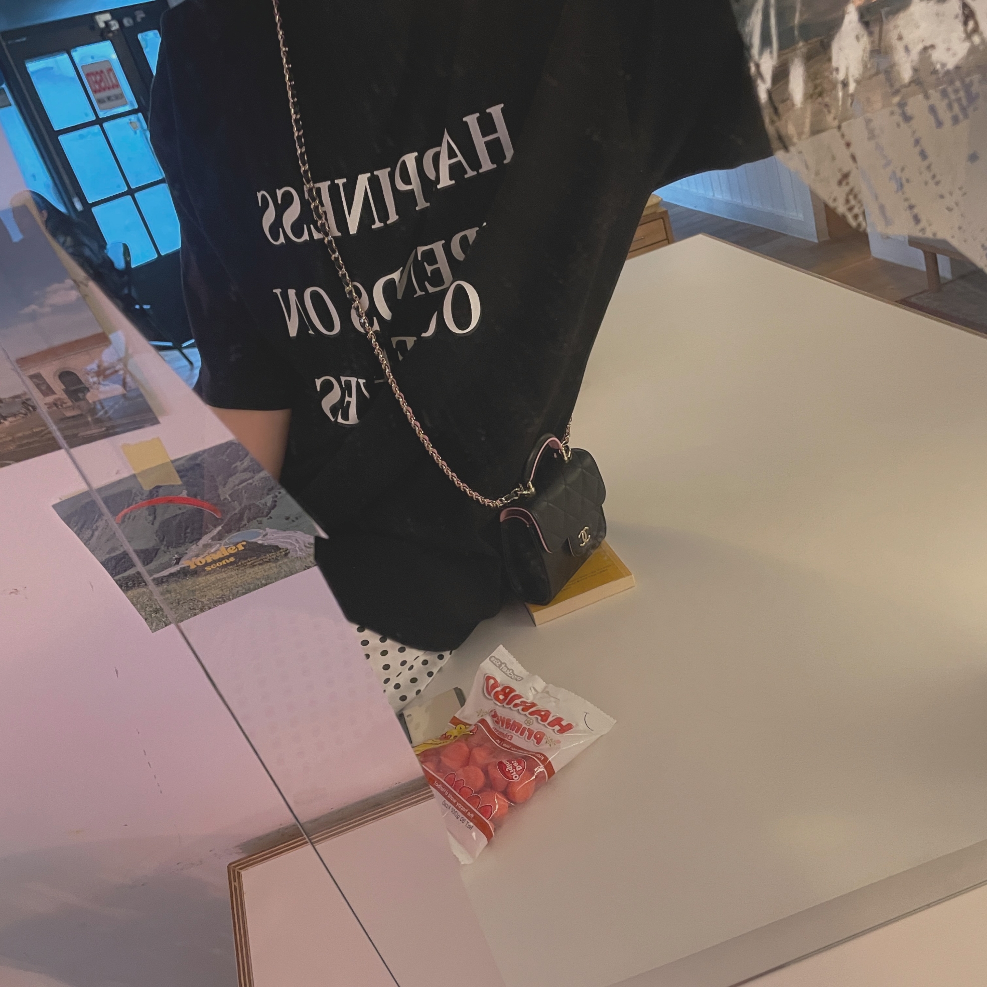 Chanel Clutch with Chain Lambskin & Gold Black Lilac, Nike V2K Run White Fir 착용 스타일 - 2