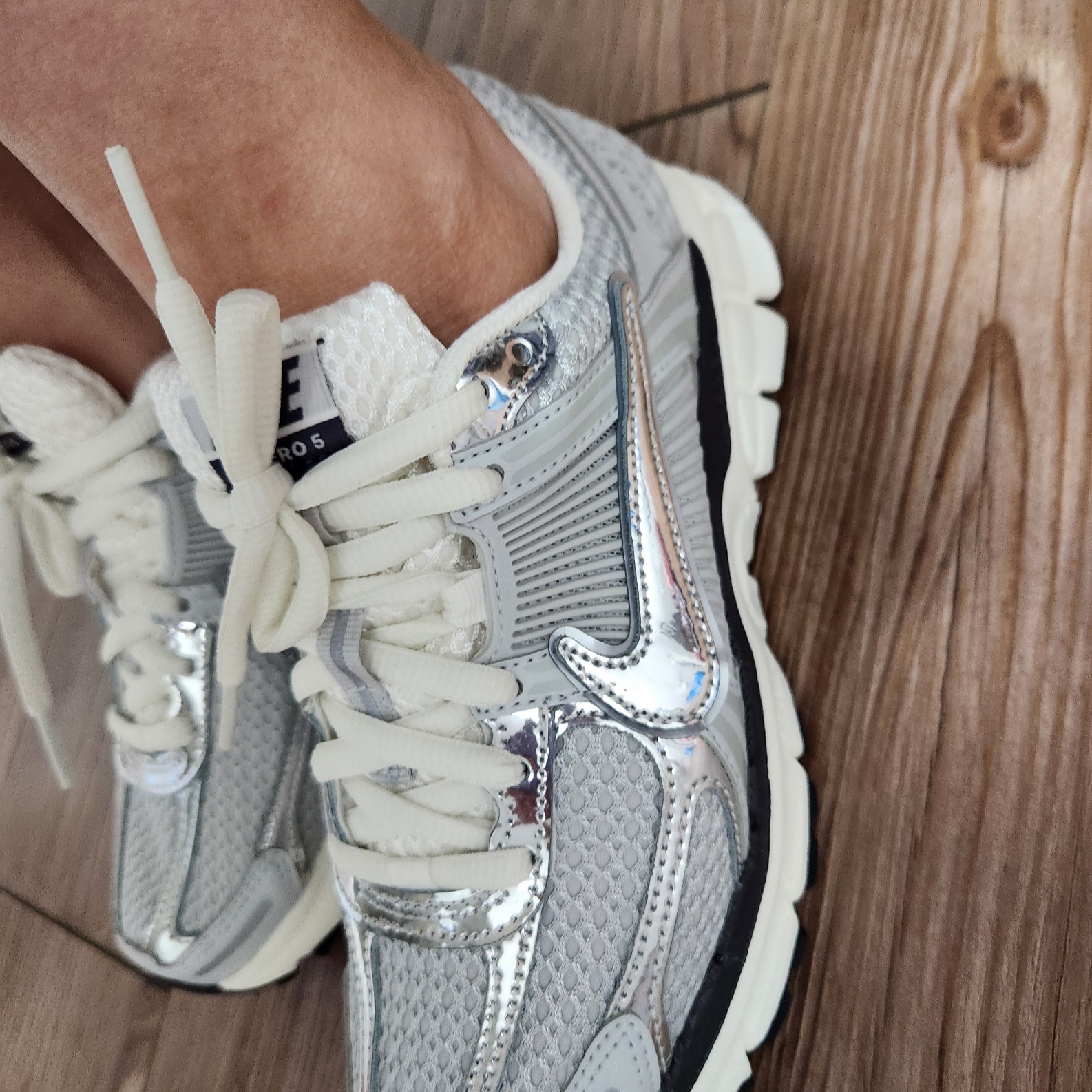(W) Nike Zoom Vomero 5 Photon Dust and Metallic Silver 착용 스타일