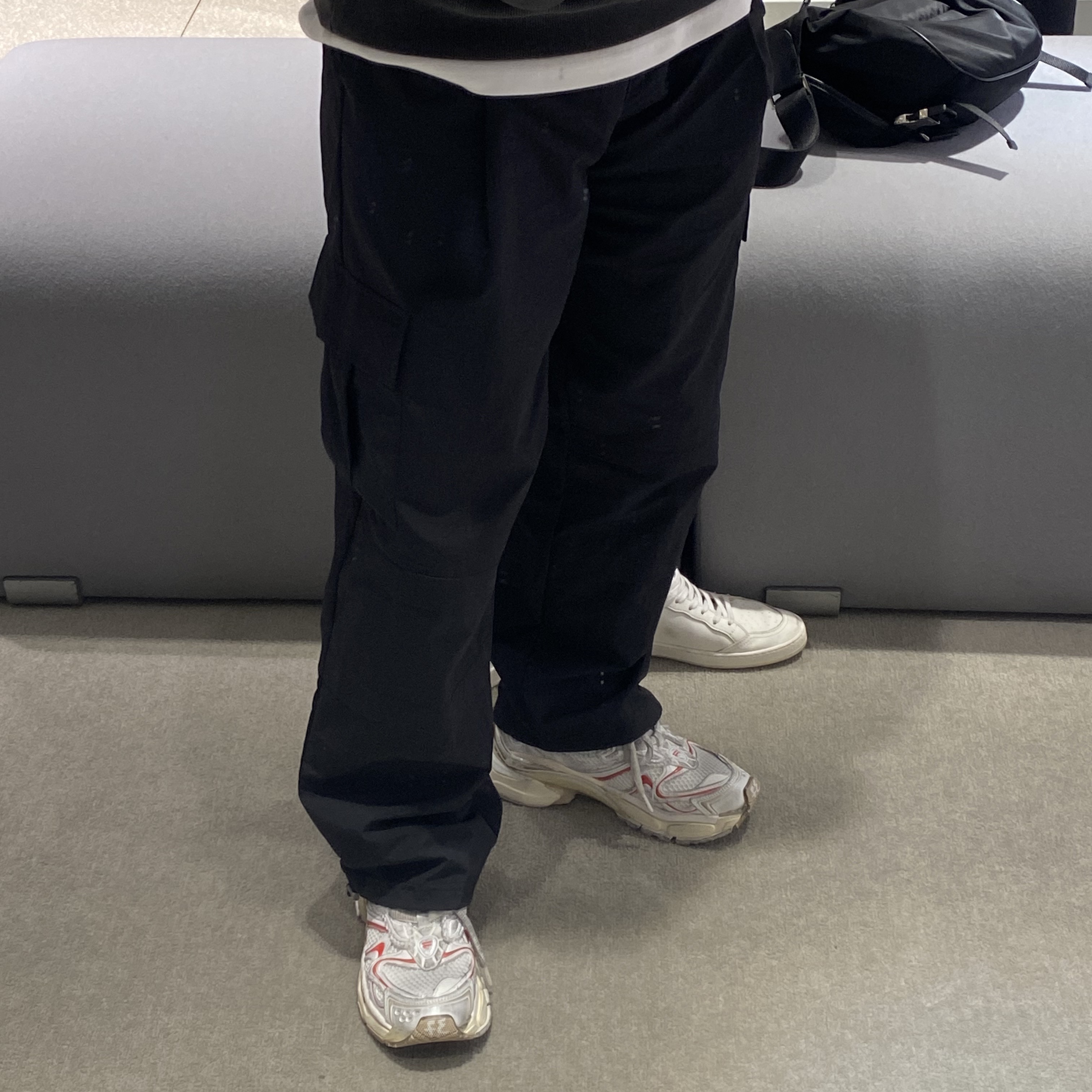 (W) Balenciaga Runner 2.0 Sneakers White Beige Red 착용 스타일 - 3