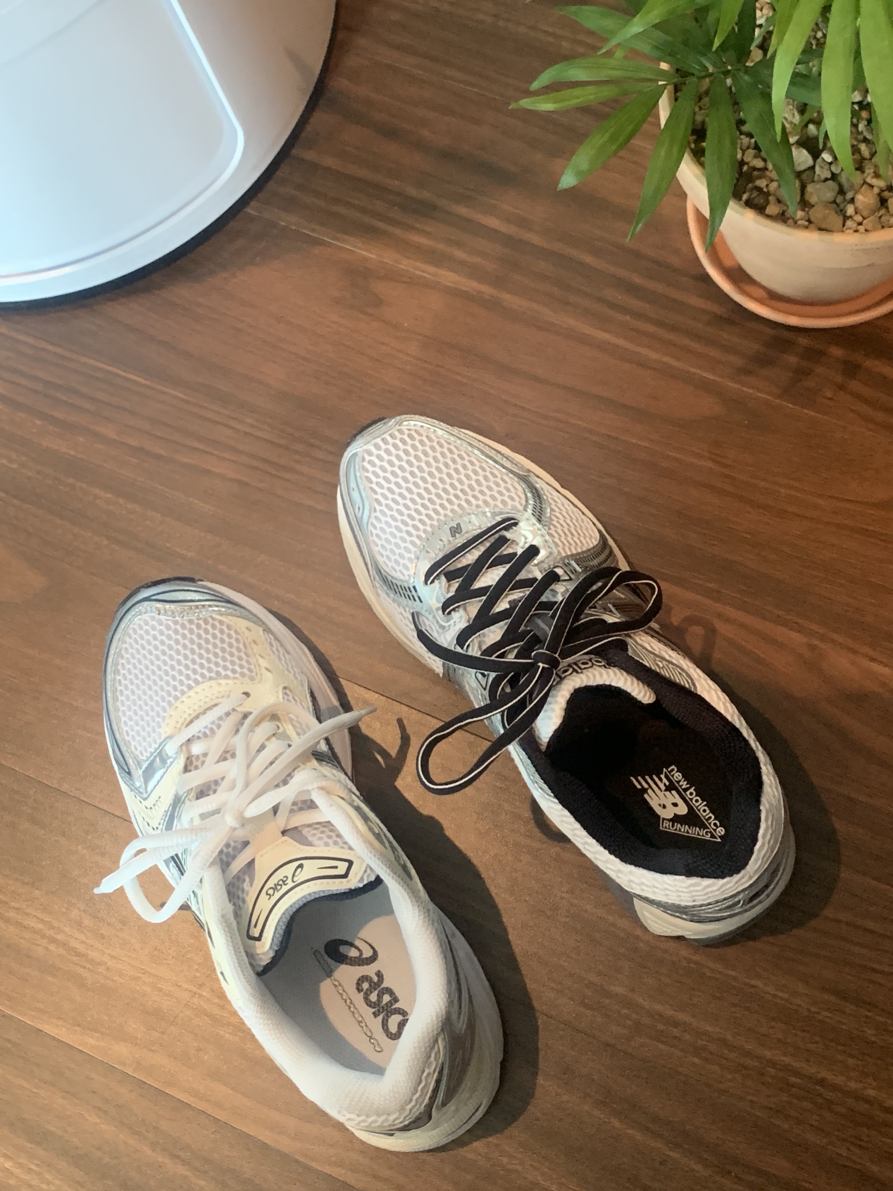 (W) Asics Gel-Kayano 14 White Midnight, New Balance 860v2 Optic White 착용 스타일 - 2