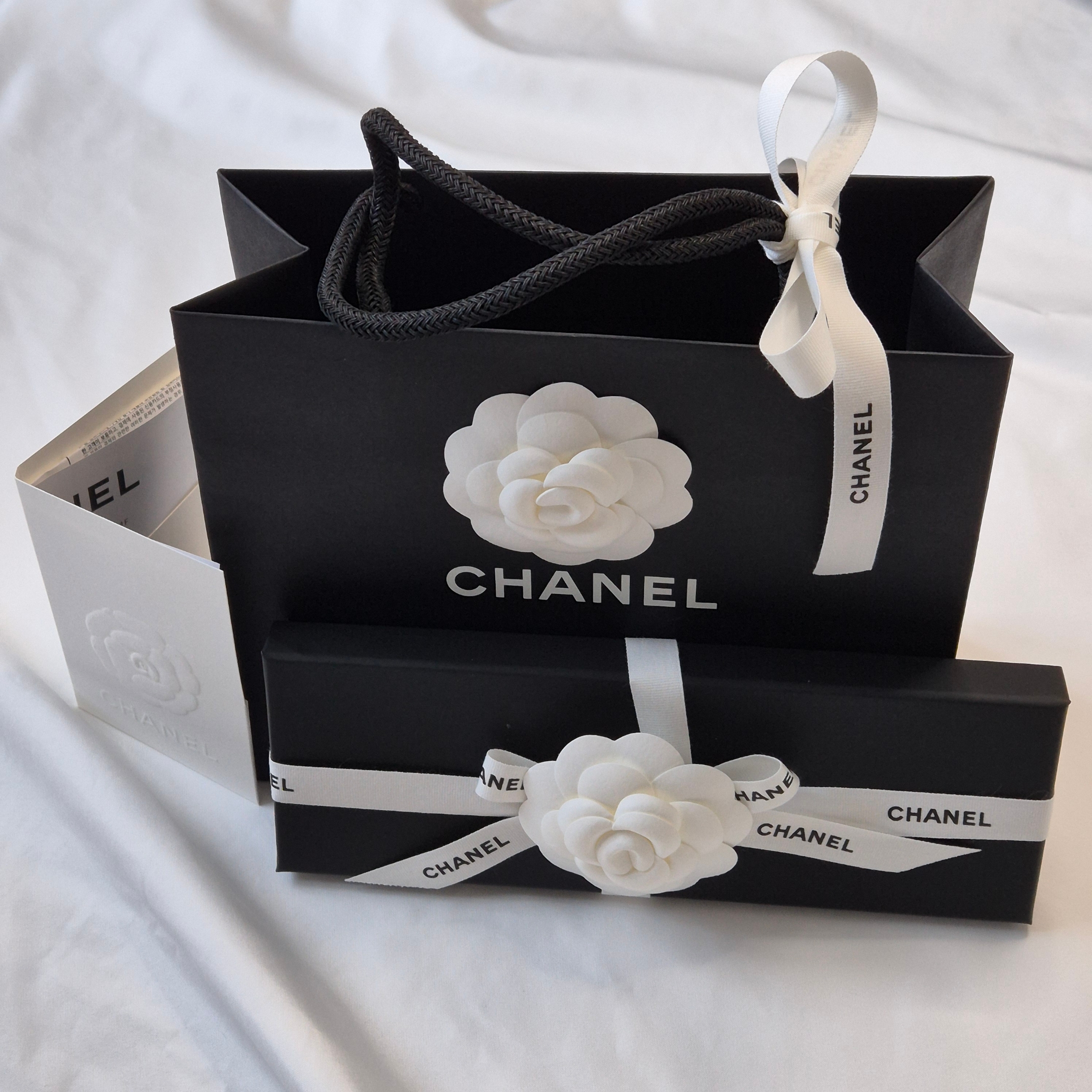 (W) Chanel Slim Bandea Silk Twill & White Black Multicolor 착용 스타일 - 5
