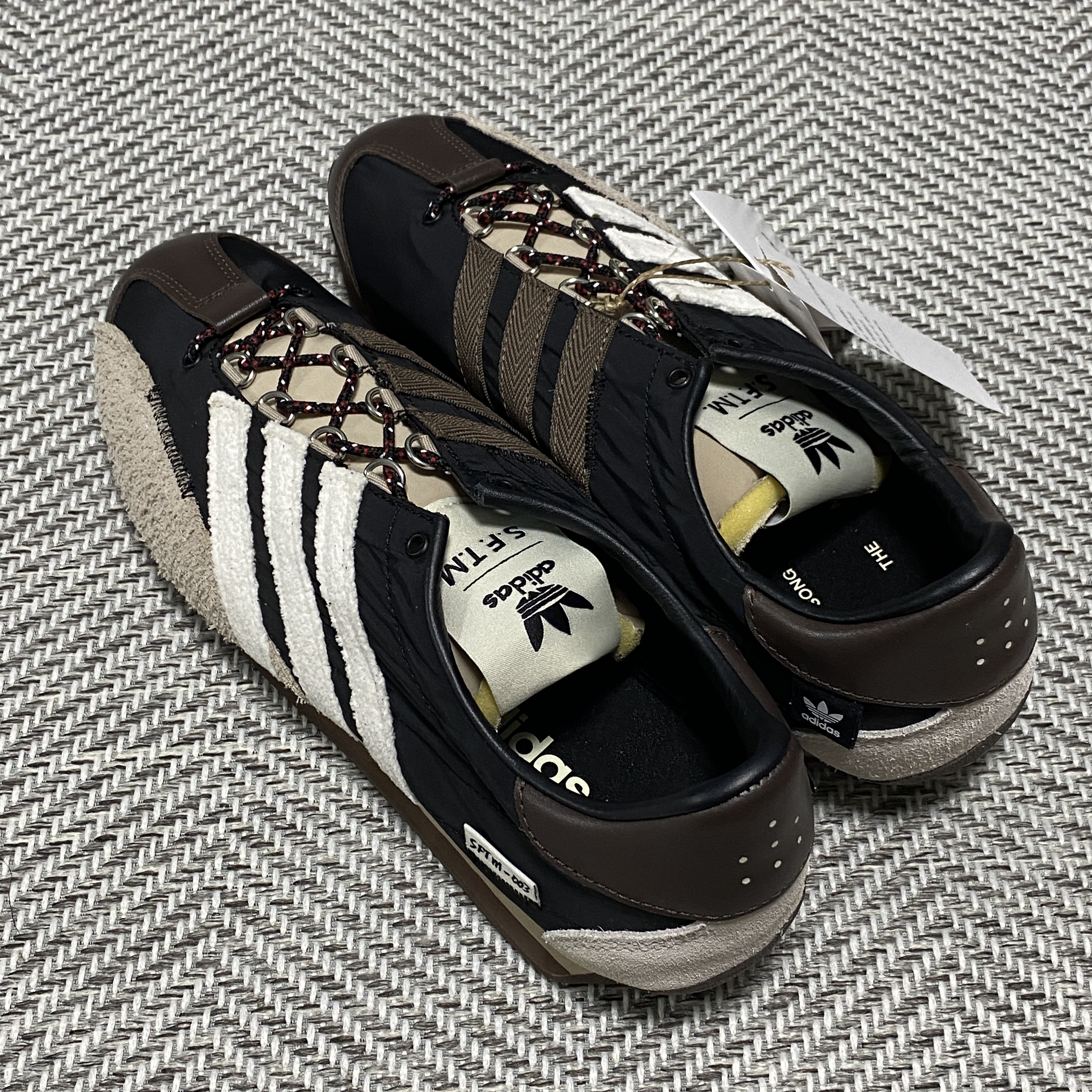 Adidas x Song for the Mute Country OG Core Black Core White 착용 스타일 - 6
