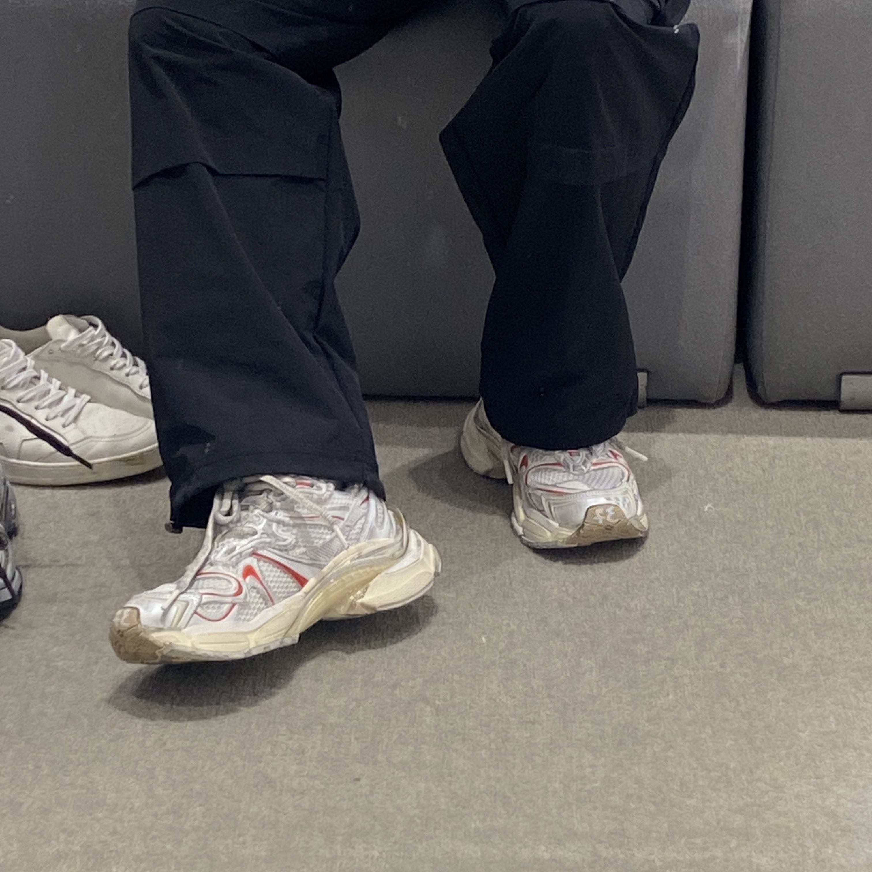 (W) Balenciaga Runner 2.0 Sneakers White Beige Red 착용 스타일 - 2