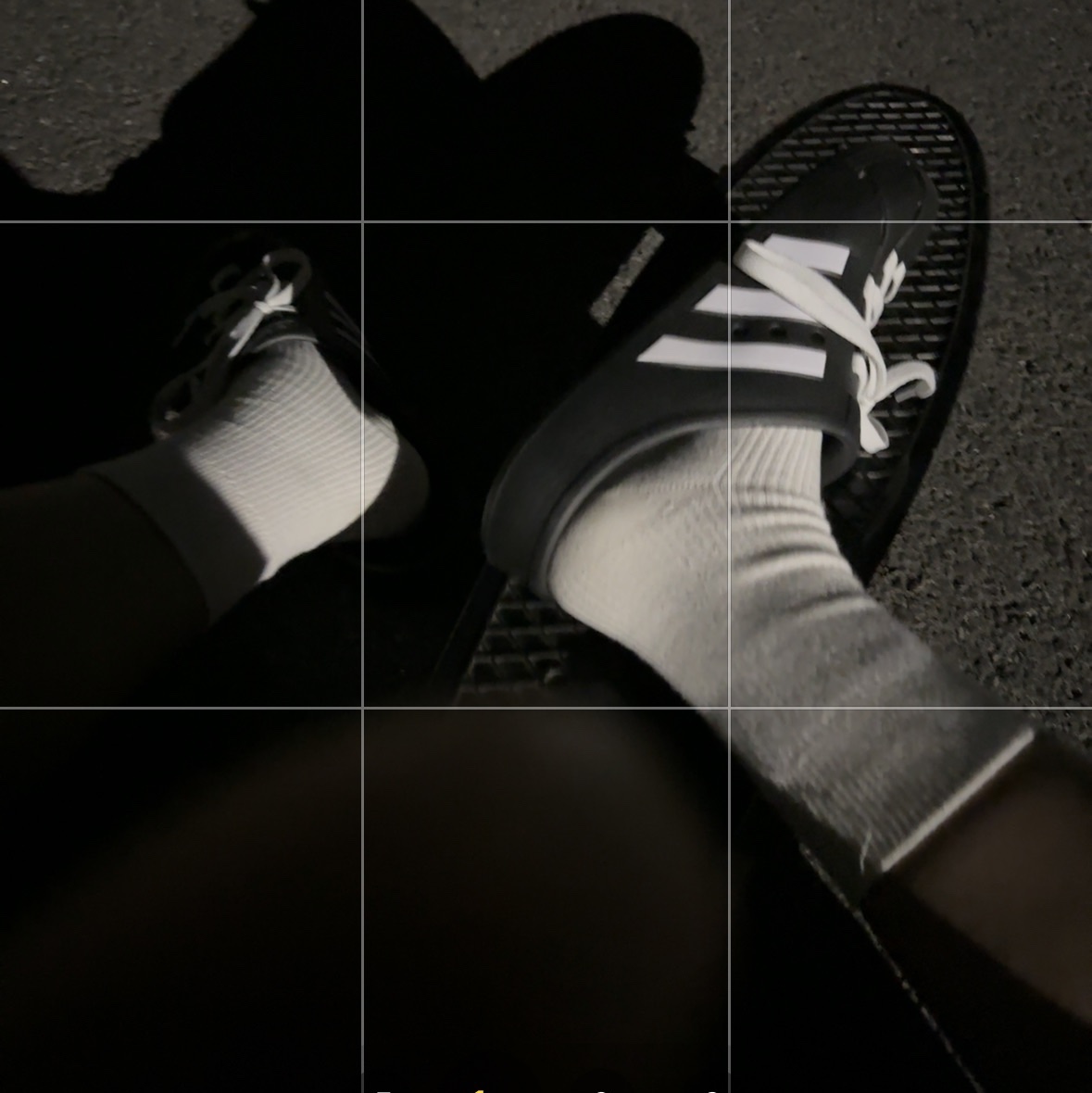 Adidas Adilette Clog Black White 착용 스타일 - 1