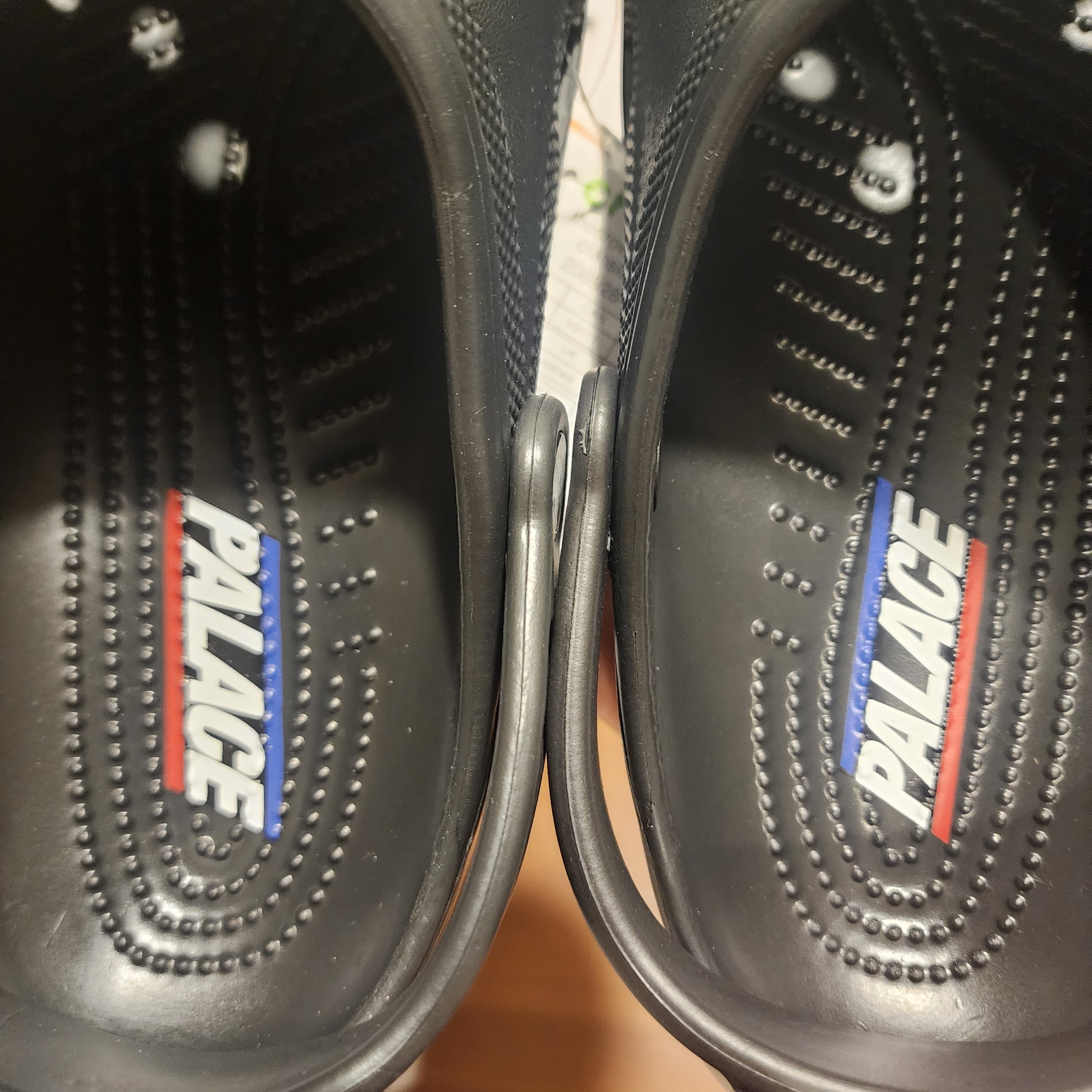 Crocs x Palace Classic Clog Black 착용 스타일 - 3