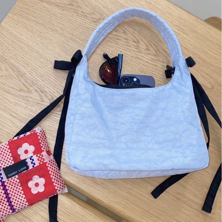 Sandy Liang x Baggu Bow Mini Bag Powder Blue 착용 스타일 - 1