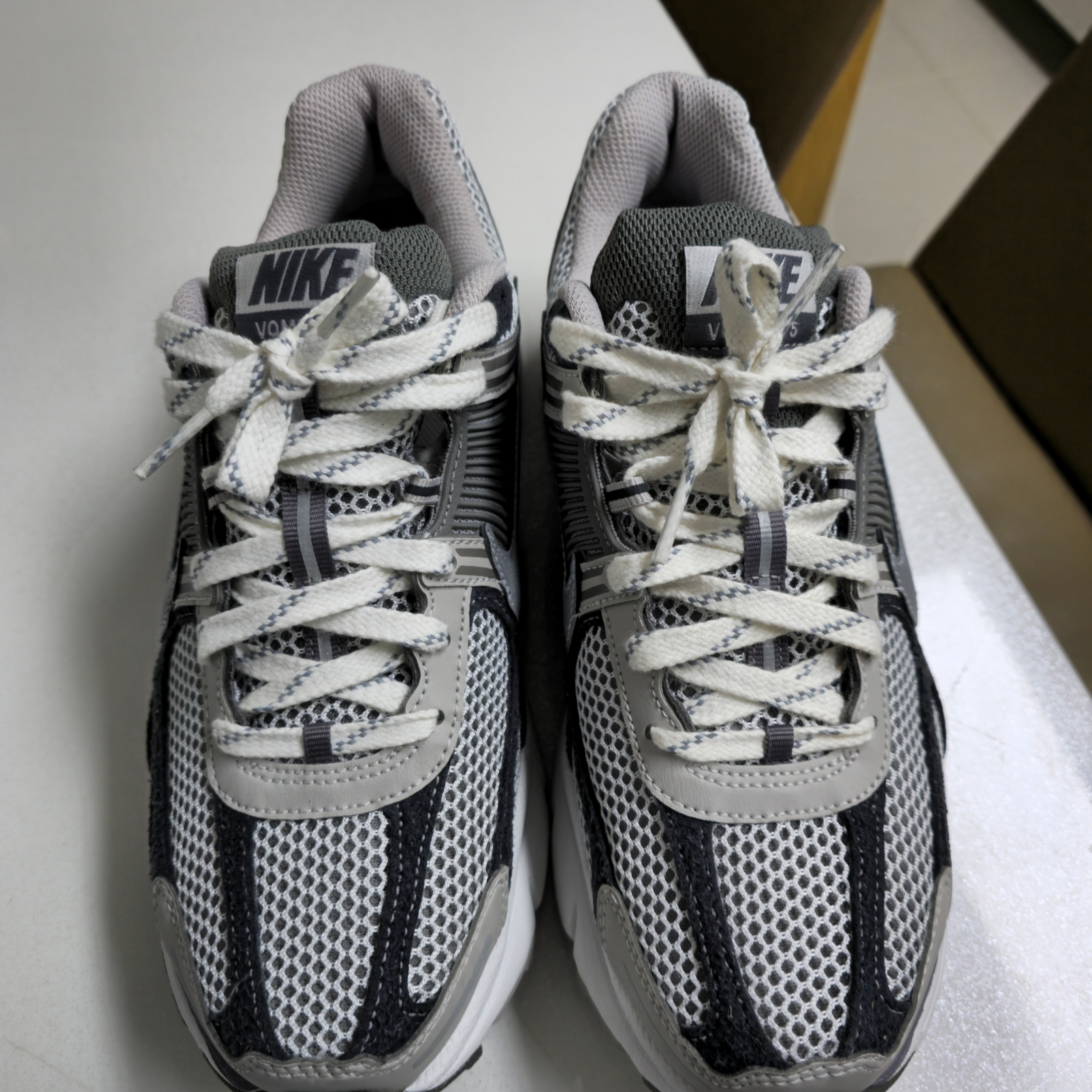 Nike Zoom Vomero 5 PRM Light Iron Ore and Flat Fewter 착용 스타일 - 1