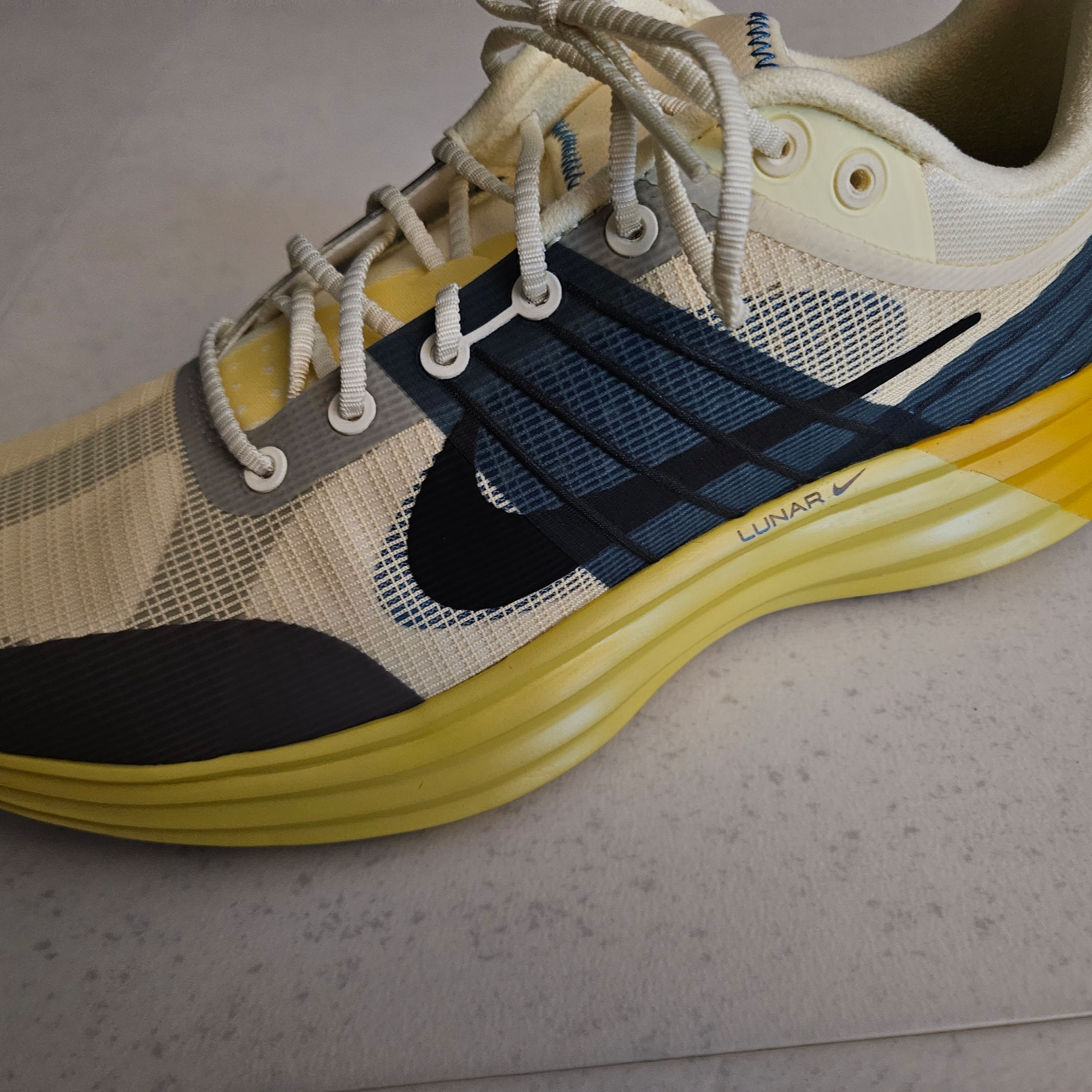 Nike Lunar Roam Alabaster and Green Abyss 착용 스타일
