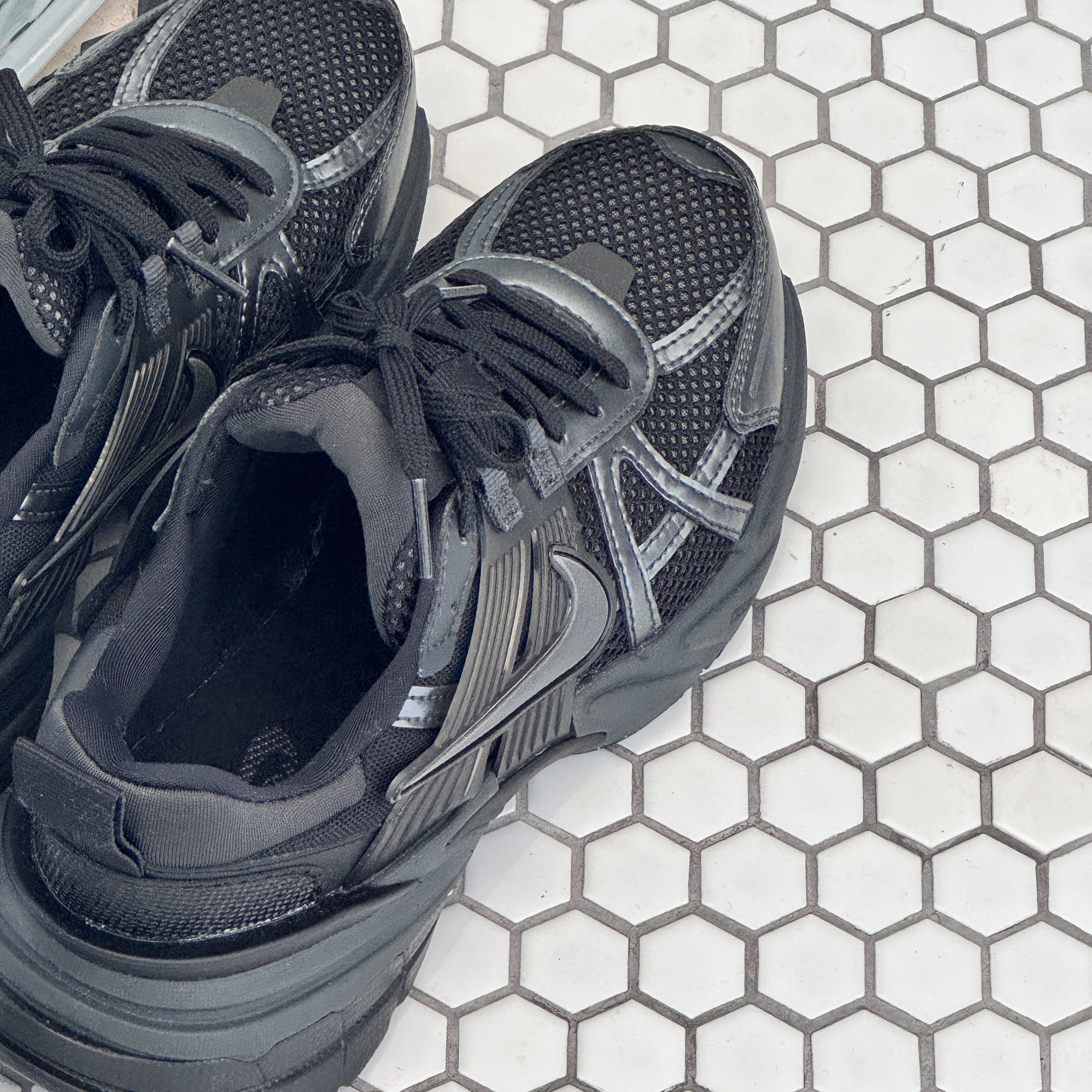 Nike V2K Run Black Anthracite 착용 스타일