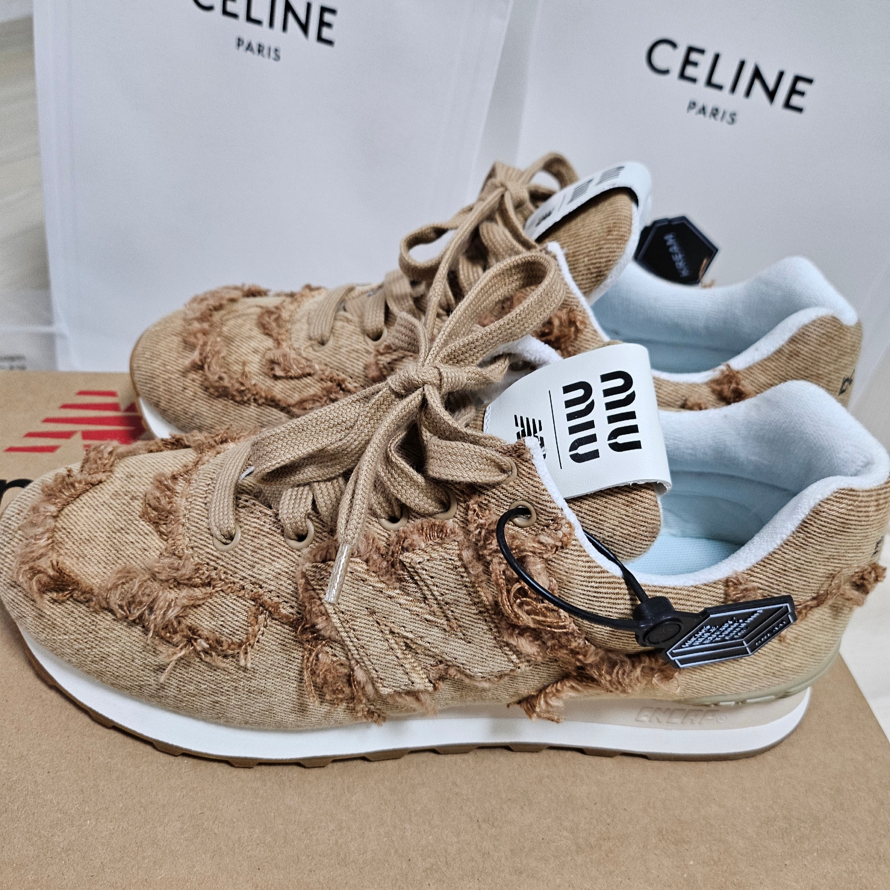 (W) New Balance x Miu Miu 574 Marble Denim Cognac, Supreme Applique Cable Knit Sweater Ivory - 23FW 착용 스타일 - 1