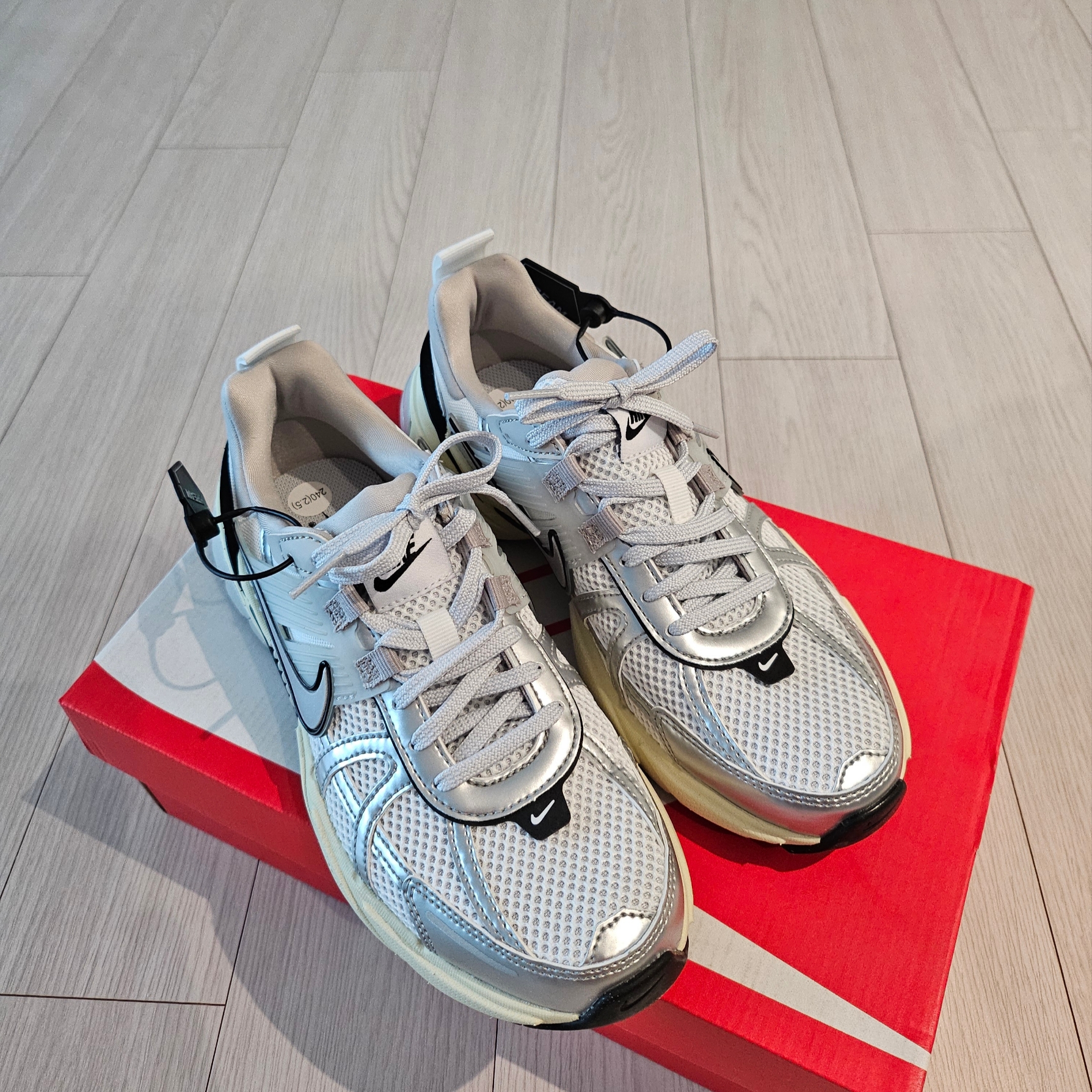 Nike V2K Run Summit White Metallic Silver 착용 스타일