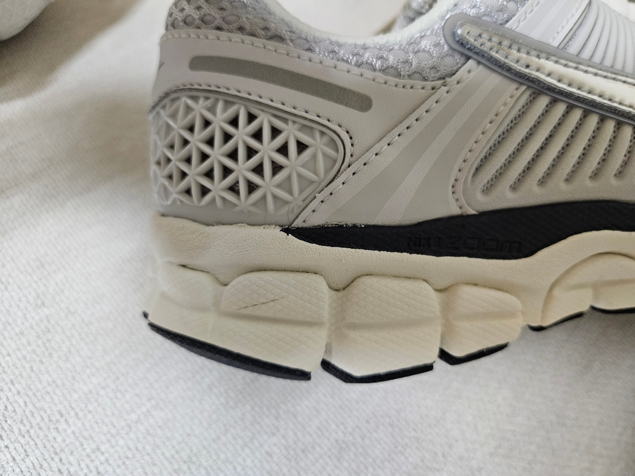 (W) Nike Zoom Vomero 5 Photon Dust and Metallic Silver 착용 스타일 - 2
