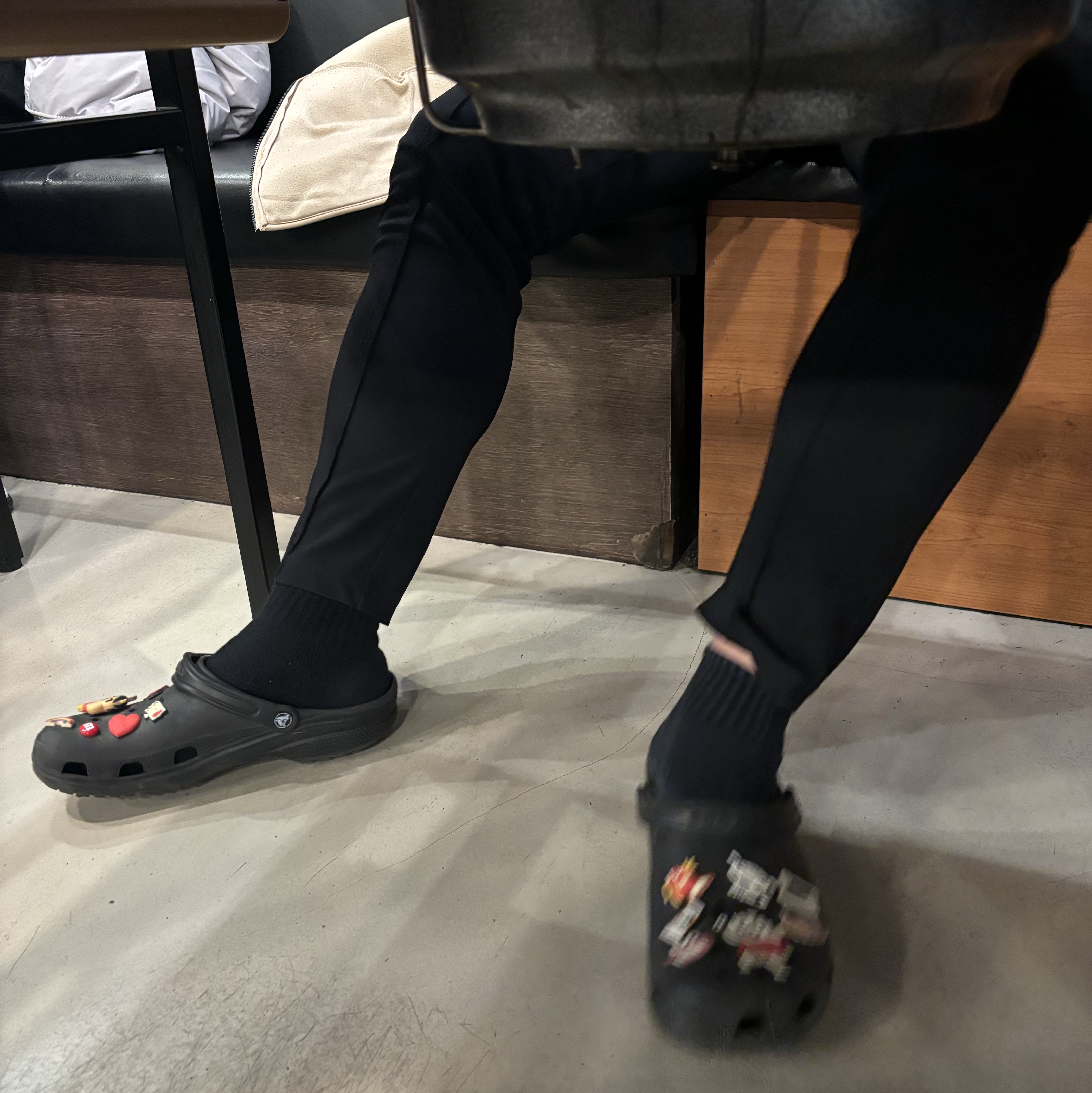 Crocs Classic Clog Black 착용 스타일 - 1
