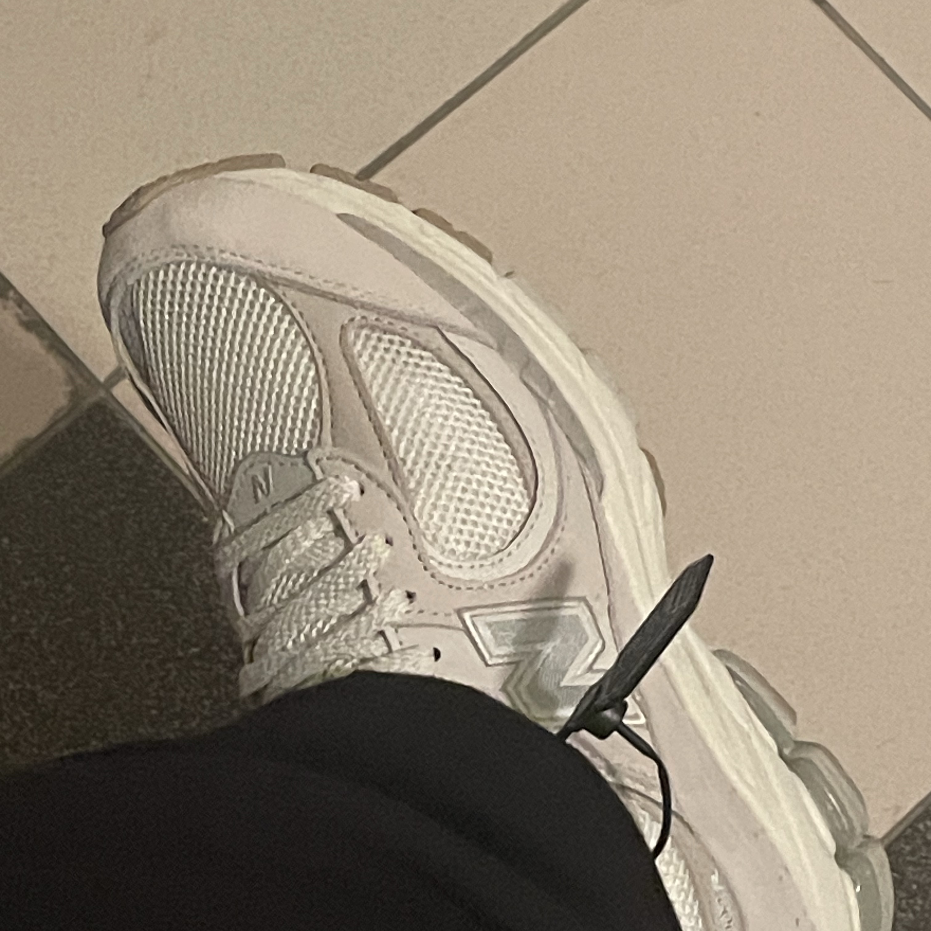 New Balance 2002R White Ivory 착용 스타일