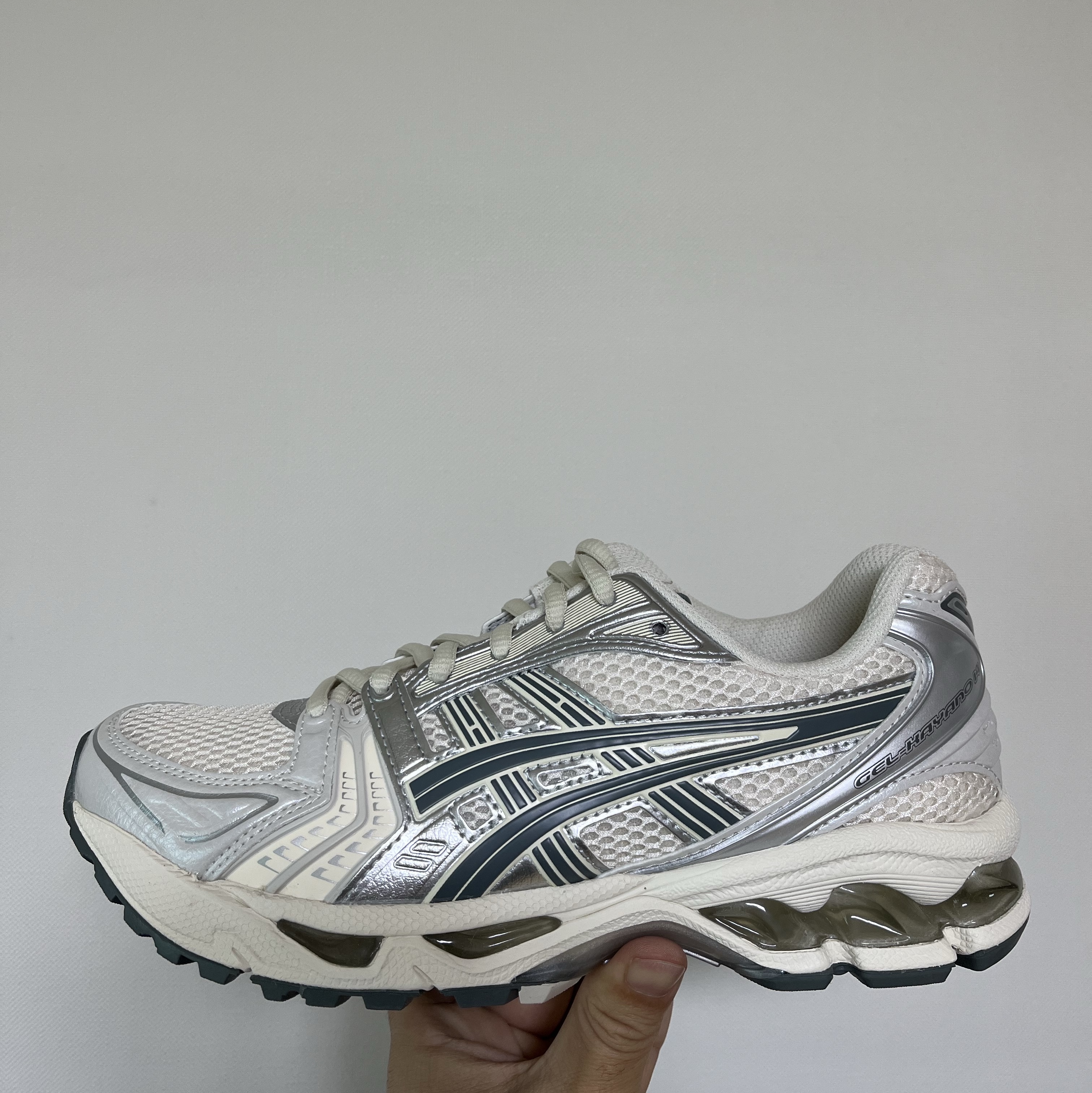 Asics Gel-Kayano 14 Birch Dark Pewter 착용 스타일 - 1