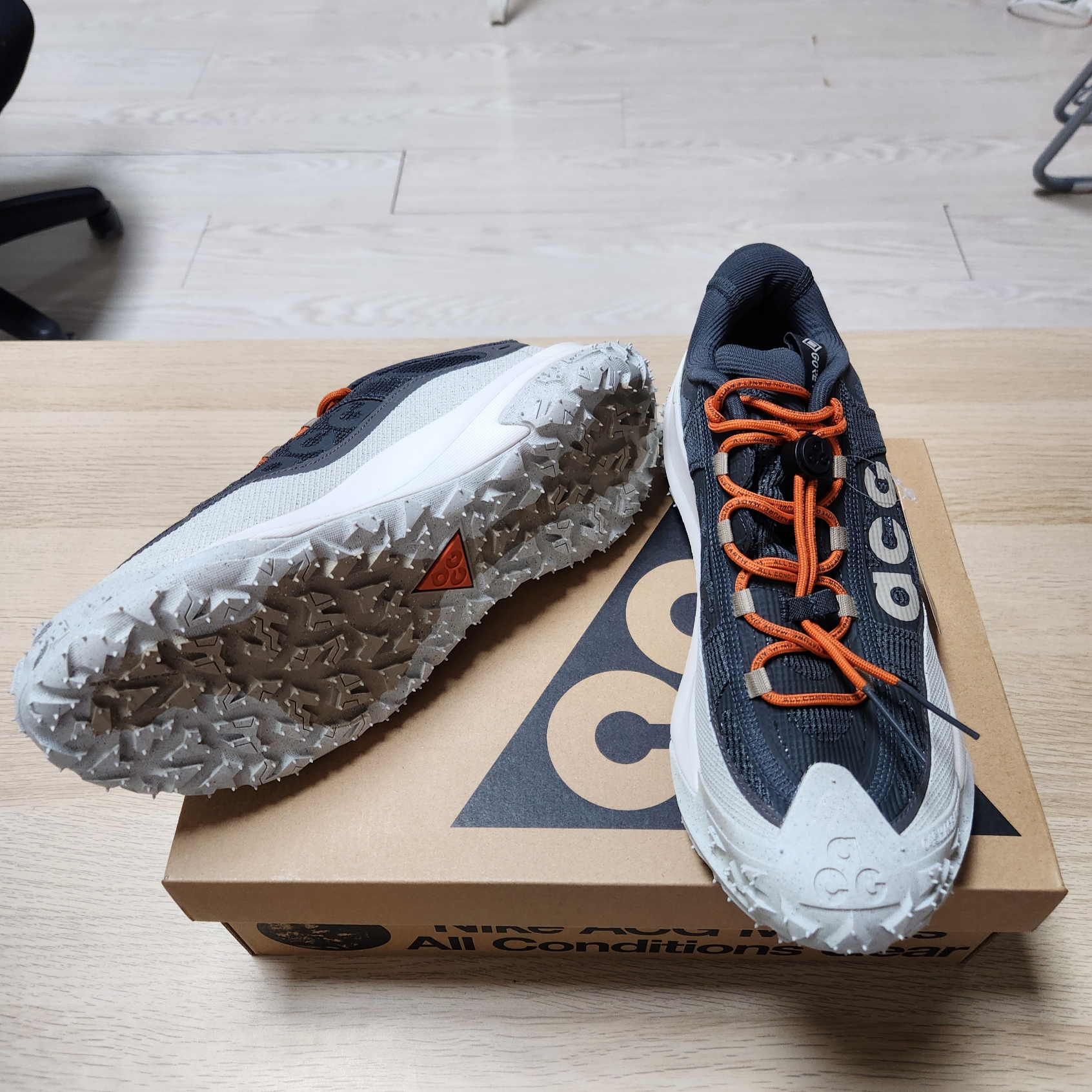 Nike ACG Mountain Fly Low Gore-Tex Dark Smoke Grey 착용 스타일 - 9