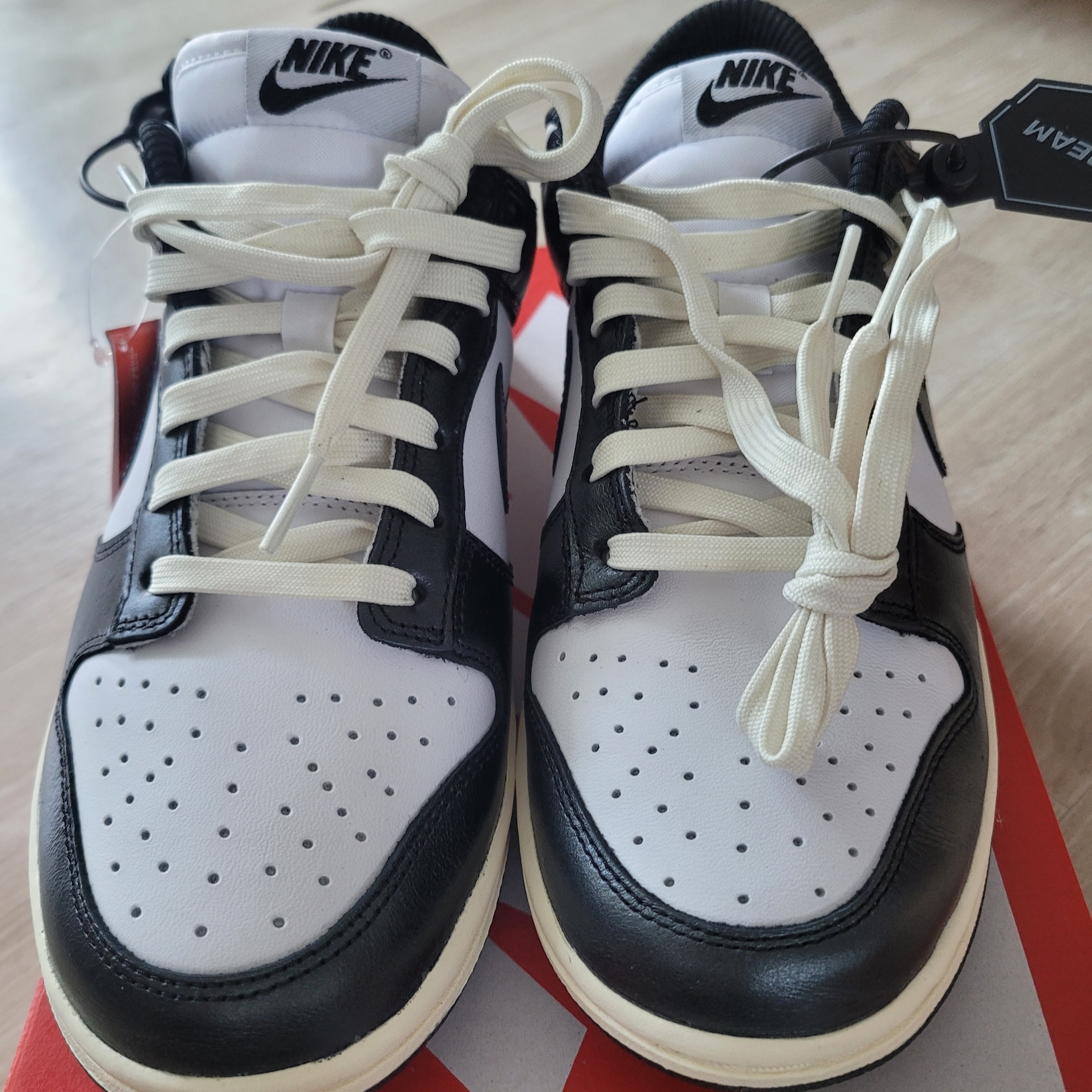 (W) Nike Dunk Low Vintage Black and White 착용 스타일 - 2