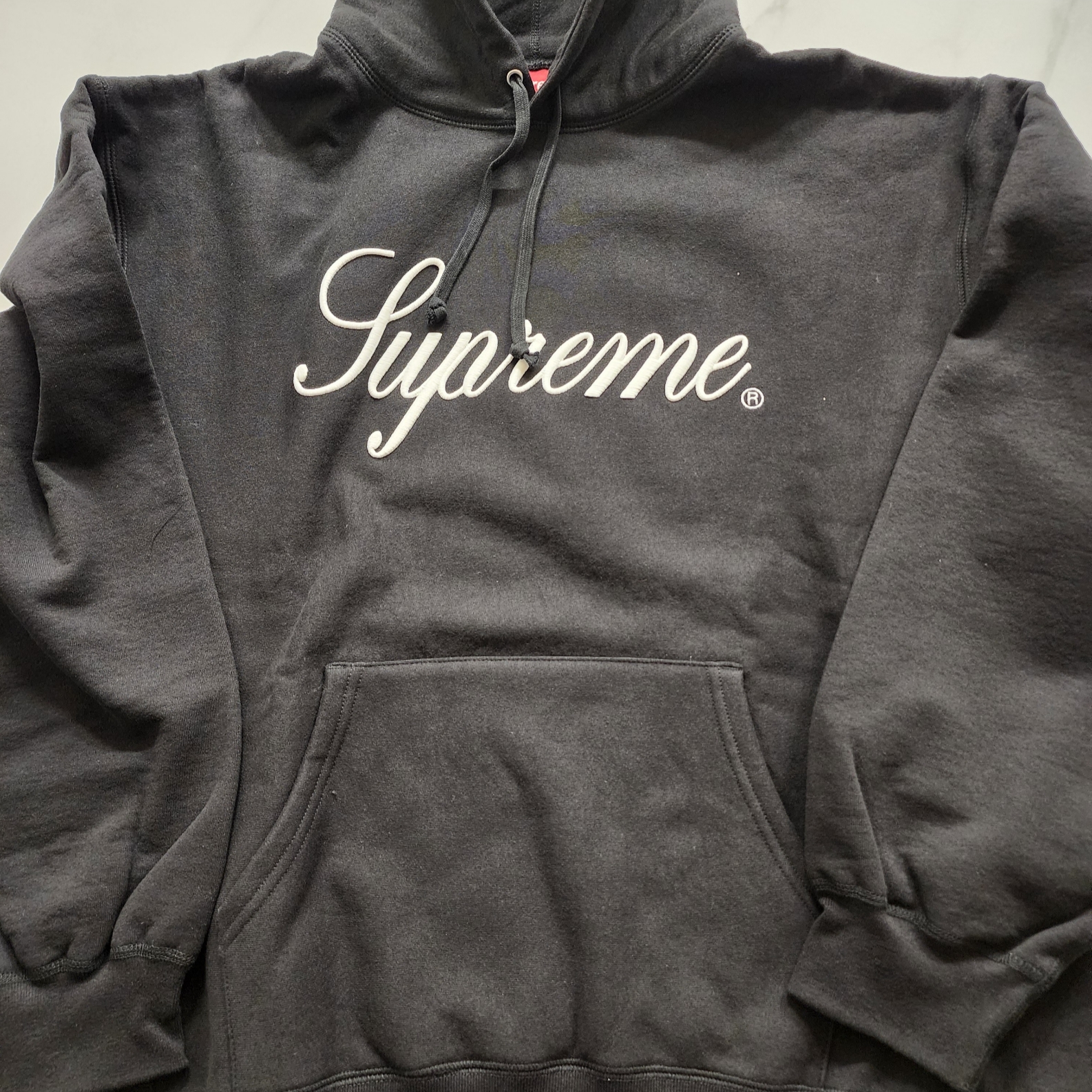 Supreme Raised Script Hooded Sweatshirt Black - 23FW 착용 스타일 - 2