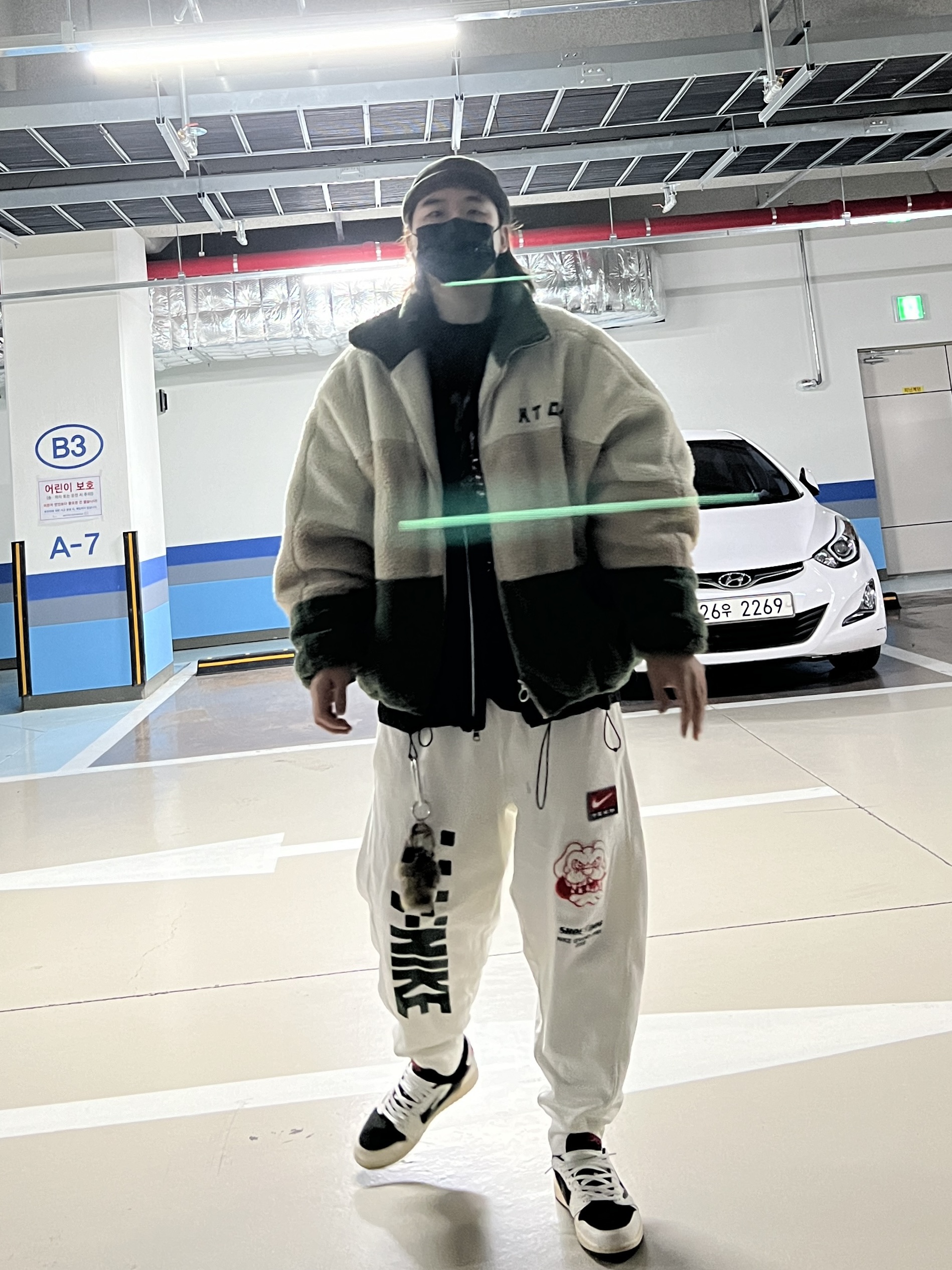 (W) Jordan 1 x Travis Scott Retro Low OG SP Medium Olive, Nike x Stussy NRG FL Storm-Fit Jacket Black (DO5304-010) 착용 스타일 - 3