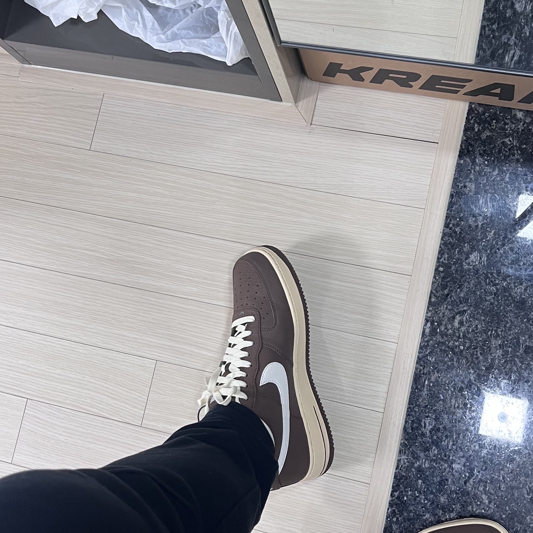 Nike Air Force 1 '07 Cacao Wow Coconut Milk, New Balance 993 Made in USA Grey - D Standard 착용 스타일 - 1