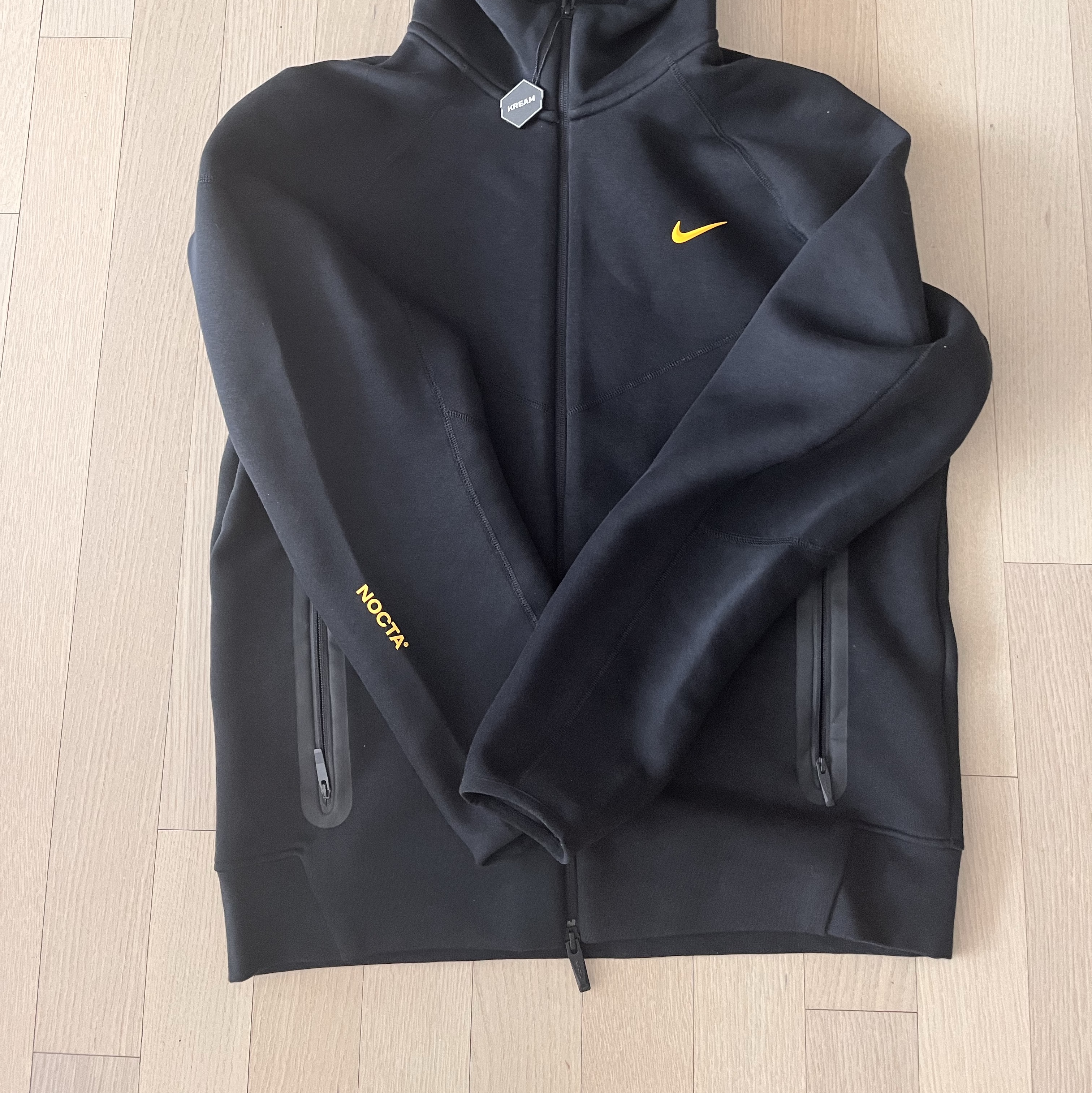 Nike x Drake Nocta Tech Fleece Hoodie Black (FD8453-010) 착용 스타일 - 1