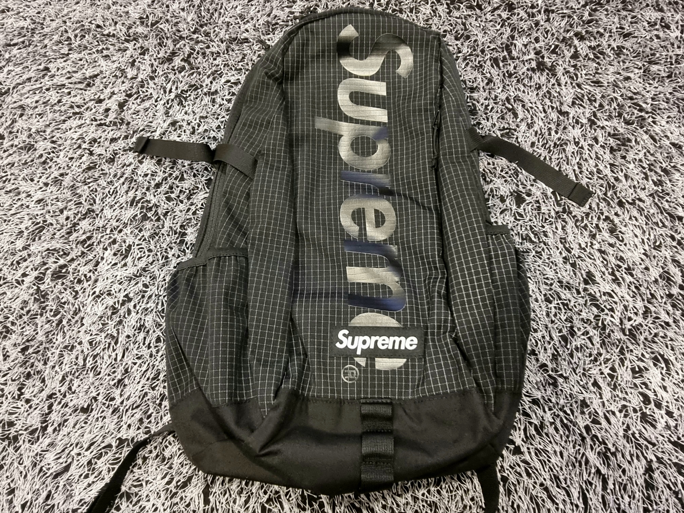 Supreme Backpack Black - 24SS, Supreme Mini Duffle Bag Black - 24SS 착용 스타일 - 1