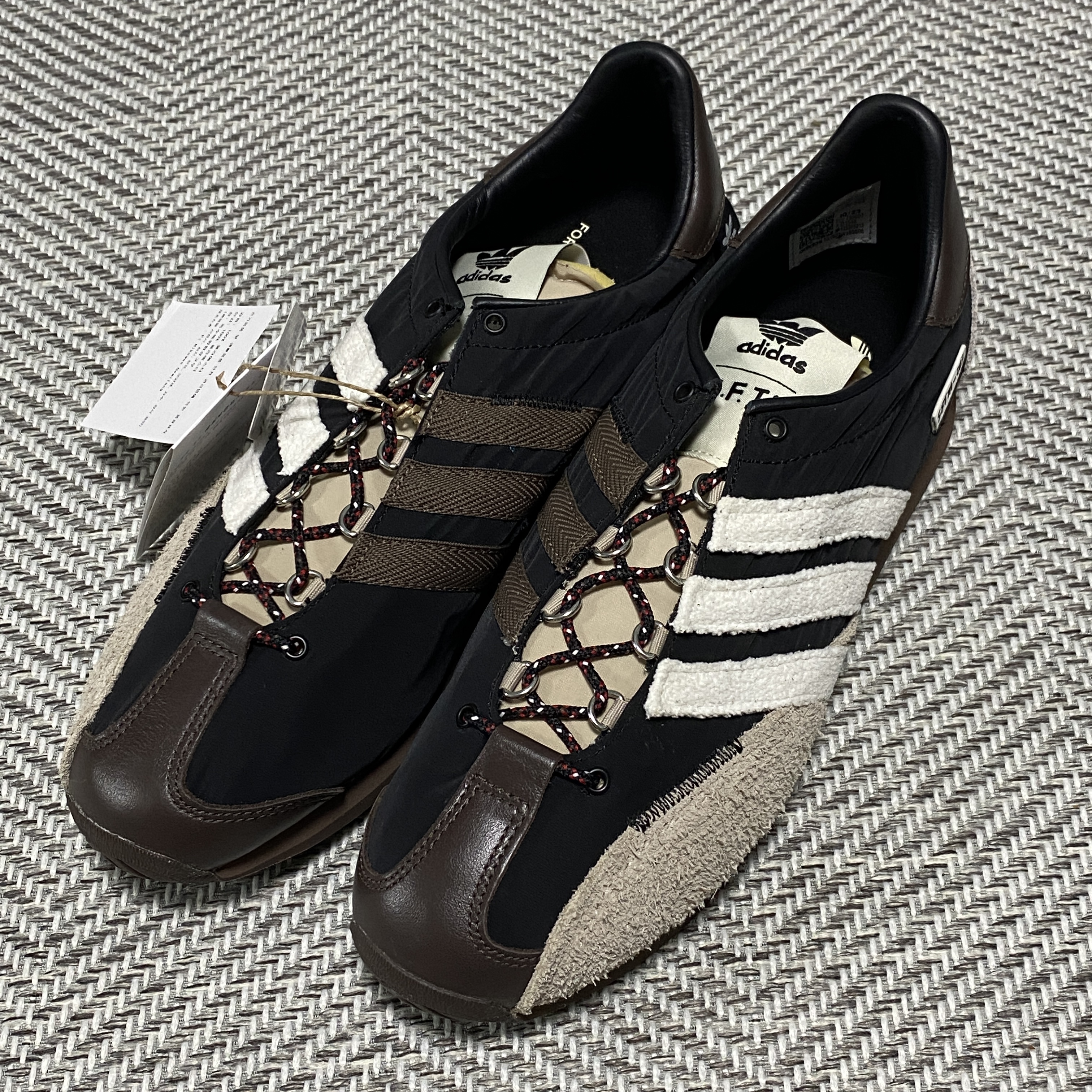 Adidas x Song for the Mute Country OG Core Black Core White 착용 스타일 - 5