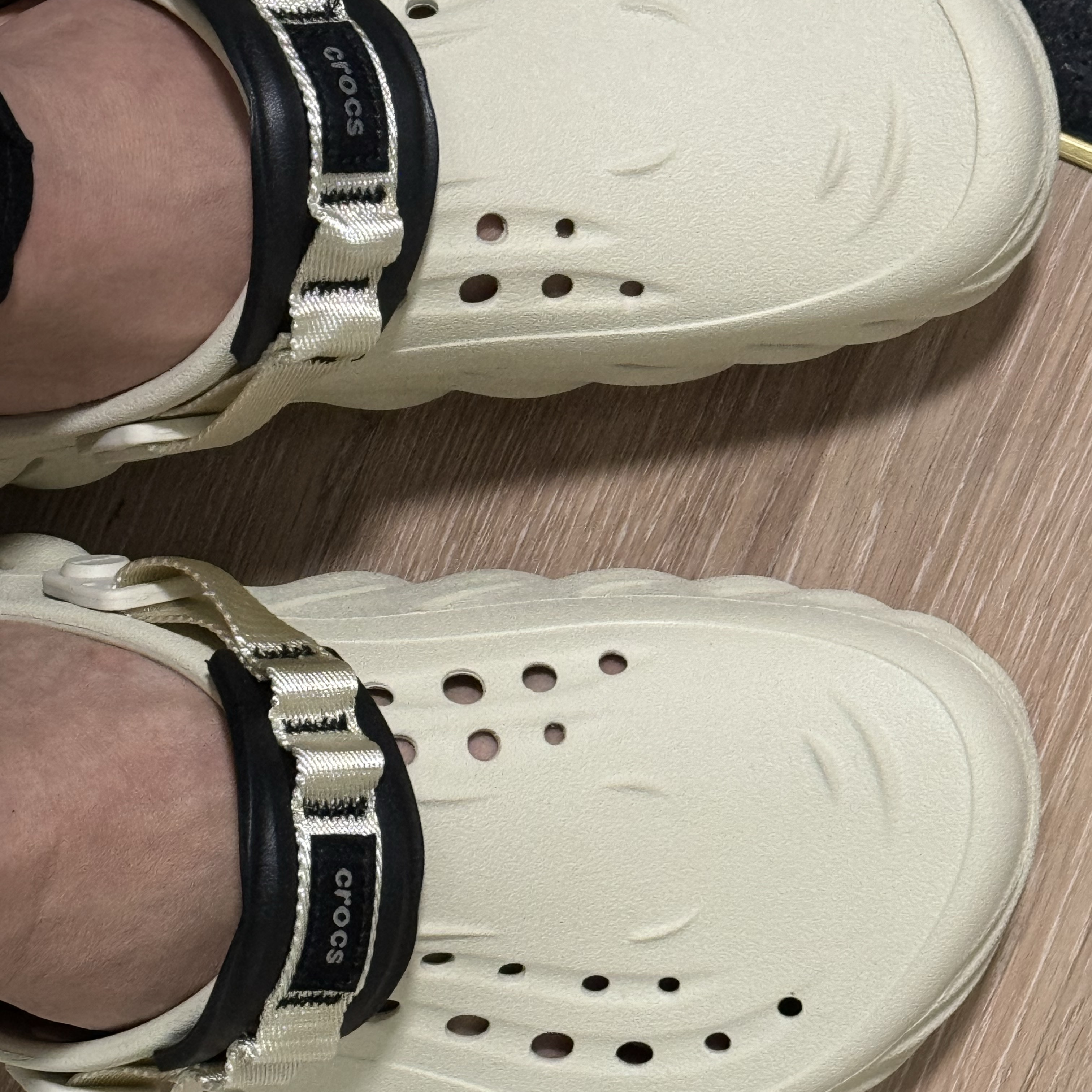 Crocs Echo Clog Bone Black 착용 스타일