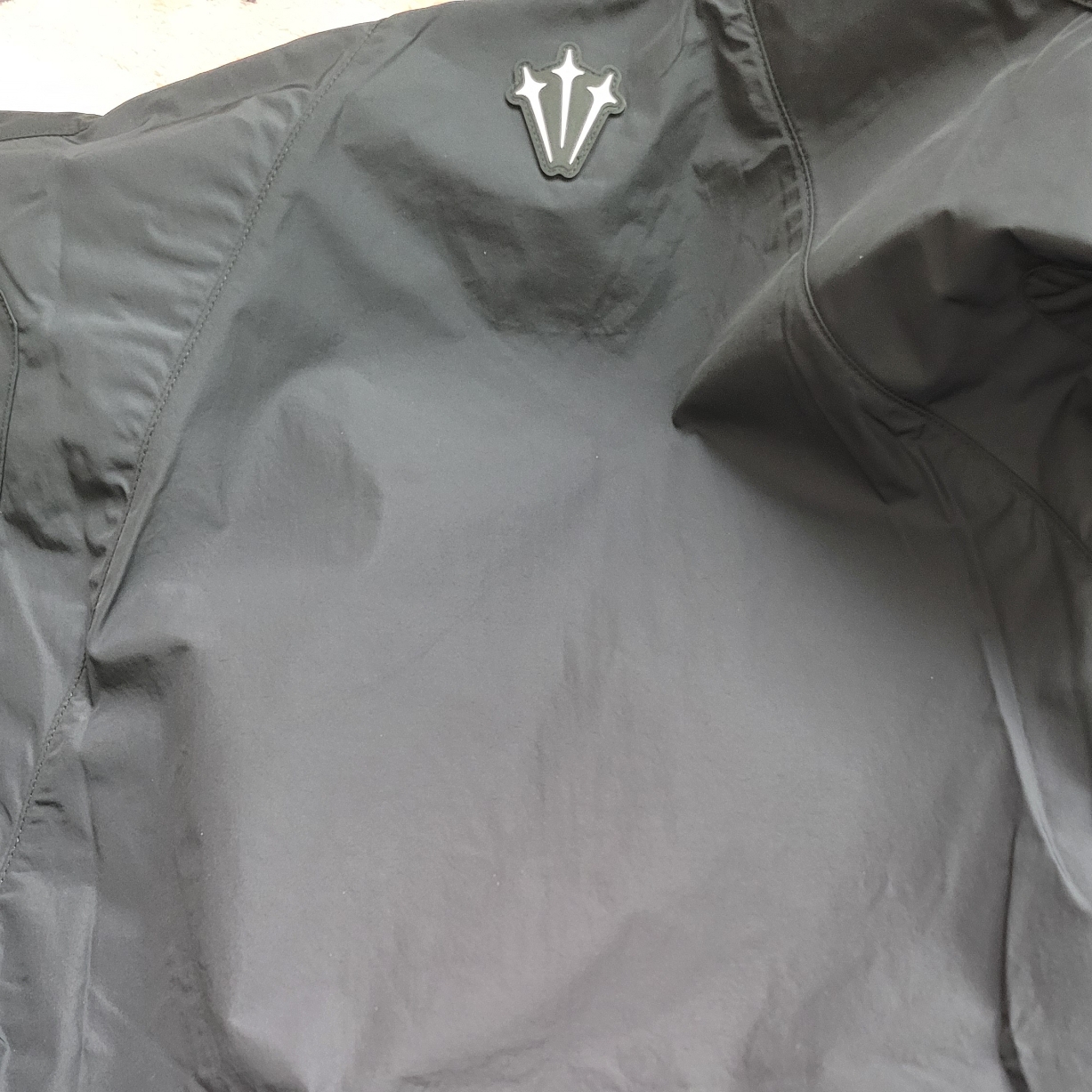 Nike x Drake Nocta Nylon Track Jacket Black (FN7666-010) 착용 스타일 - 3
