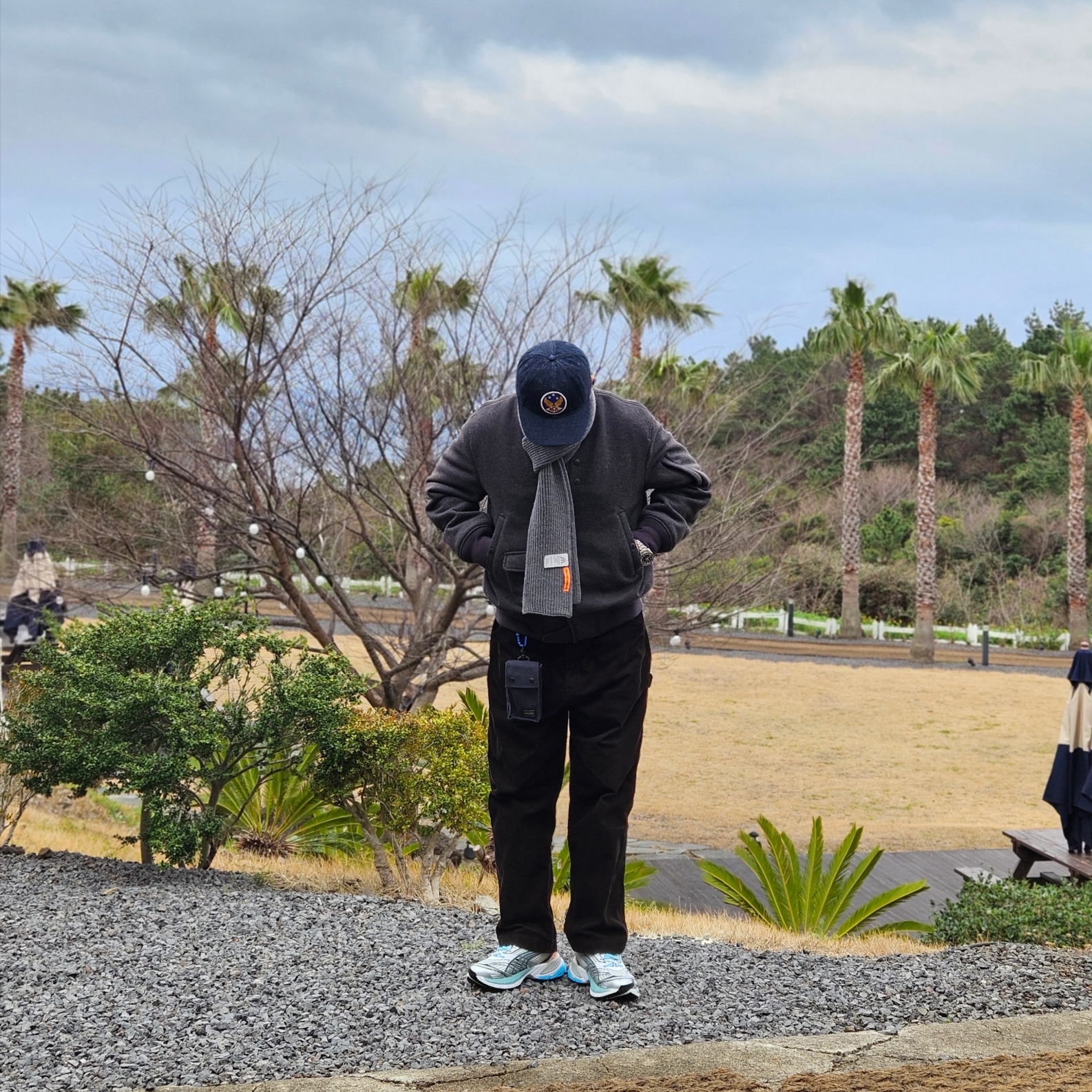 Puma Velophasis Phased White Porcelain, Uniqlo x Engineered Garments Pufftech Short Blouson Dark Gray 착용 스타일 - 5