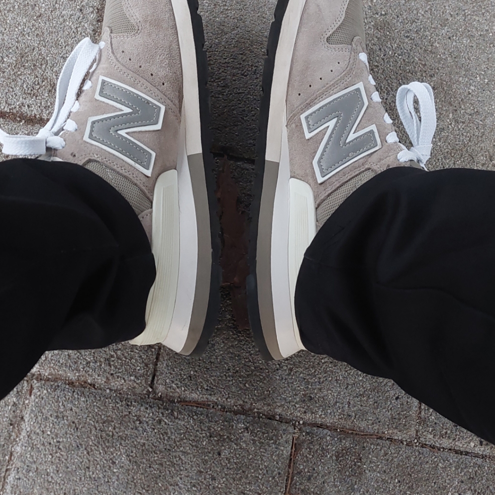 New Balance 995 Made in USA Grey Silver 착용 스타일 - 2