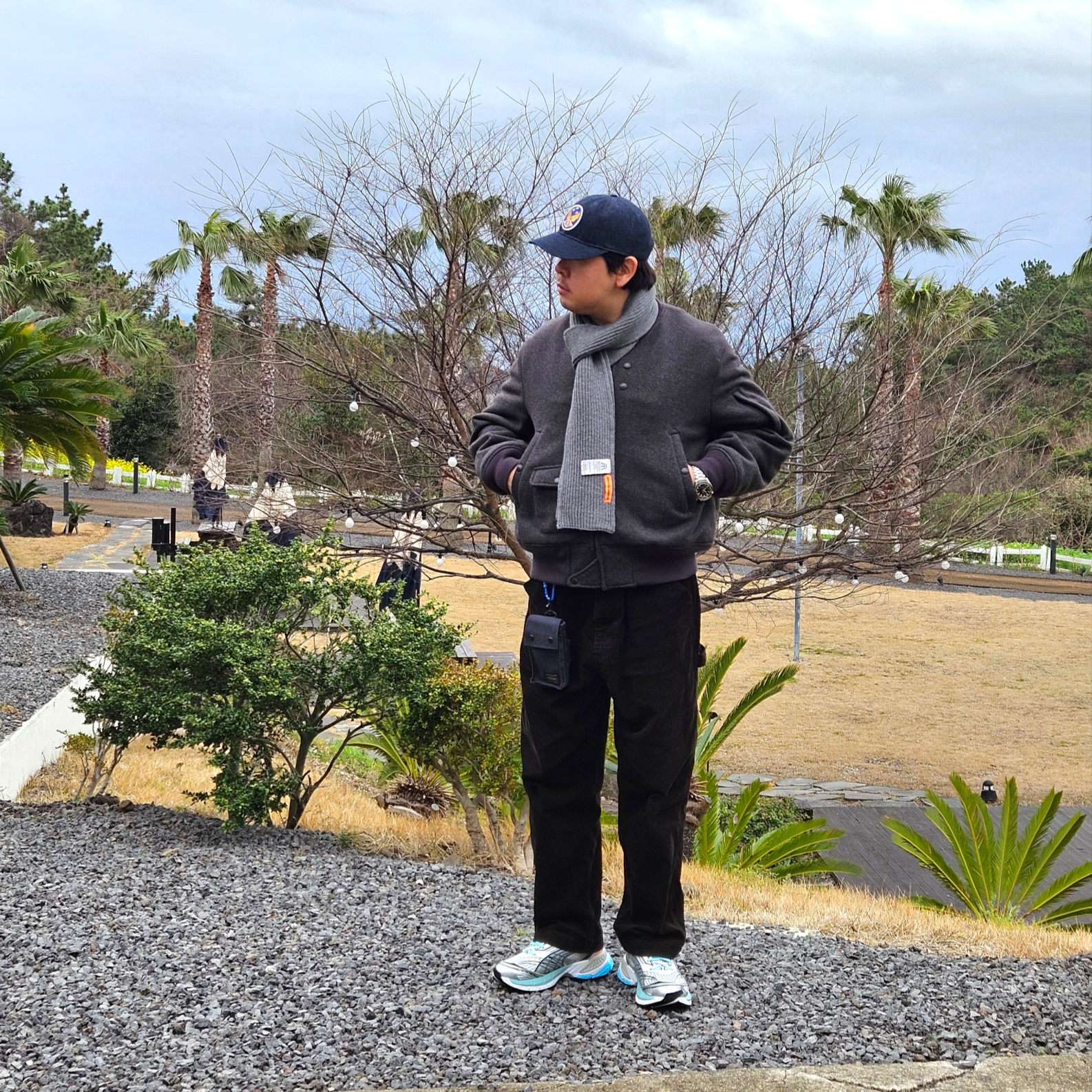 Puma Velophasis Phased White Porcelain, Uniqlo x Engineered Garments Pufftech Short Blouson Dark Gray 착용 스타일 - 8