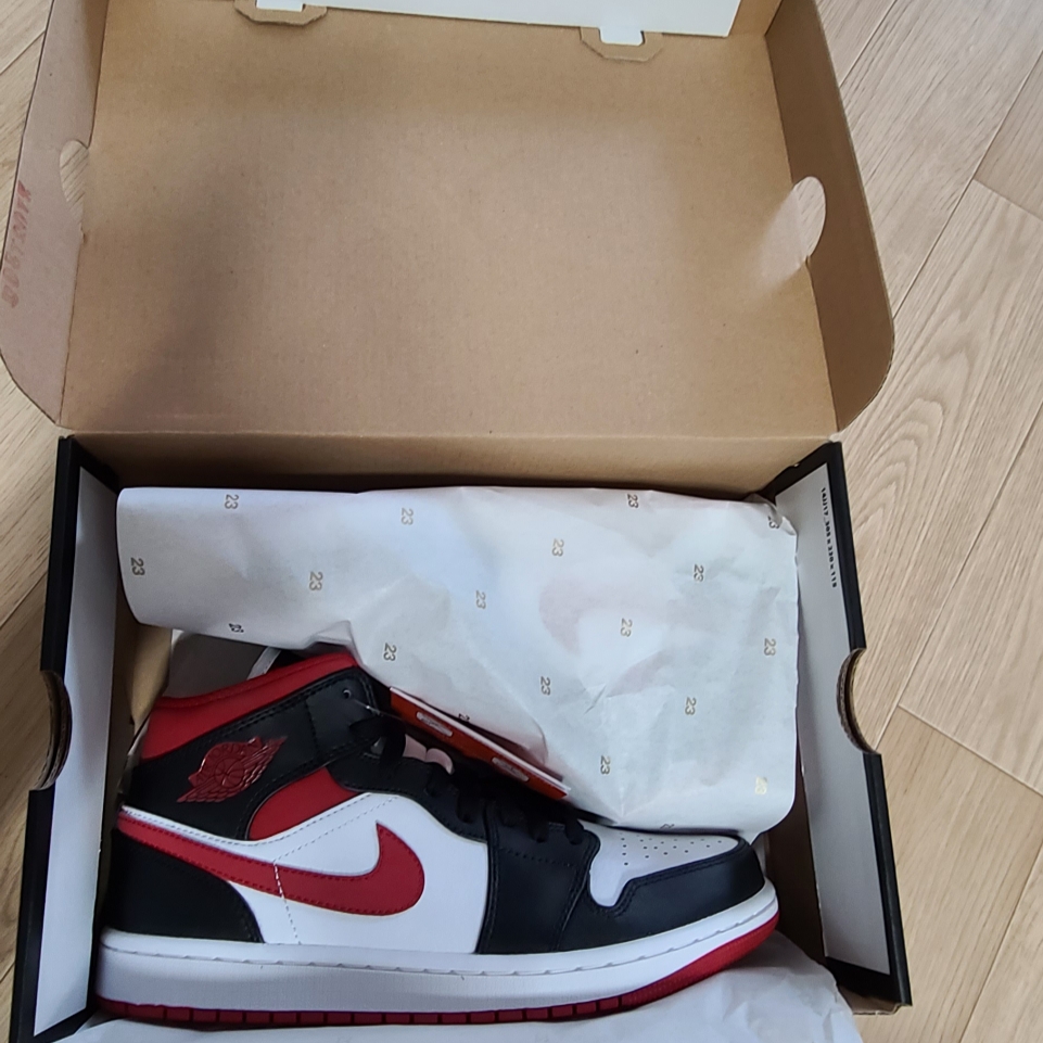 Jordan 1 Mid Gym Red Black White 착용 스타일 - 1