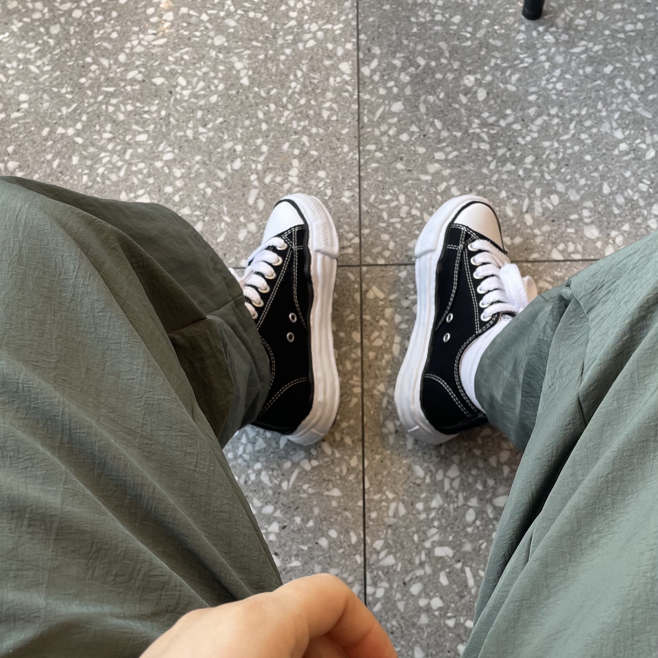 Maison Mihara Yasuhiro Peterson OG Sole Canvas Low Sneakers Black 착용 스타일 - 1