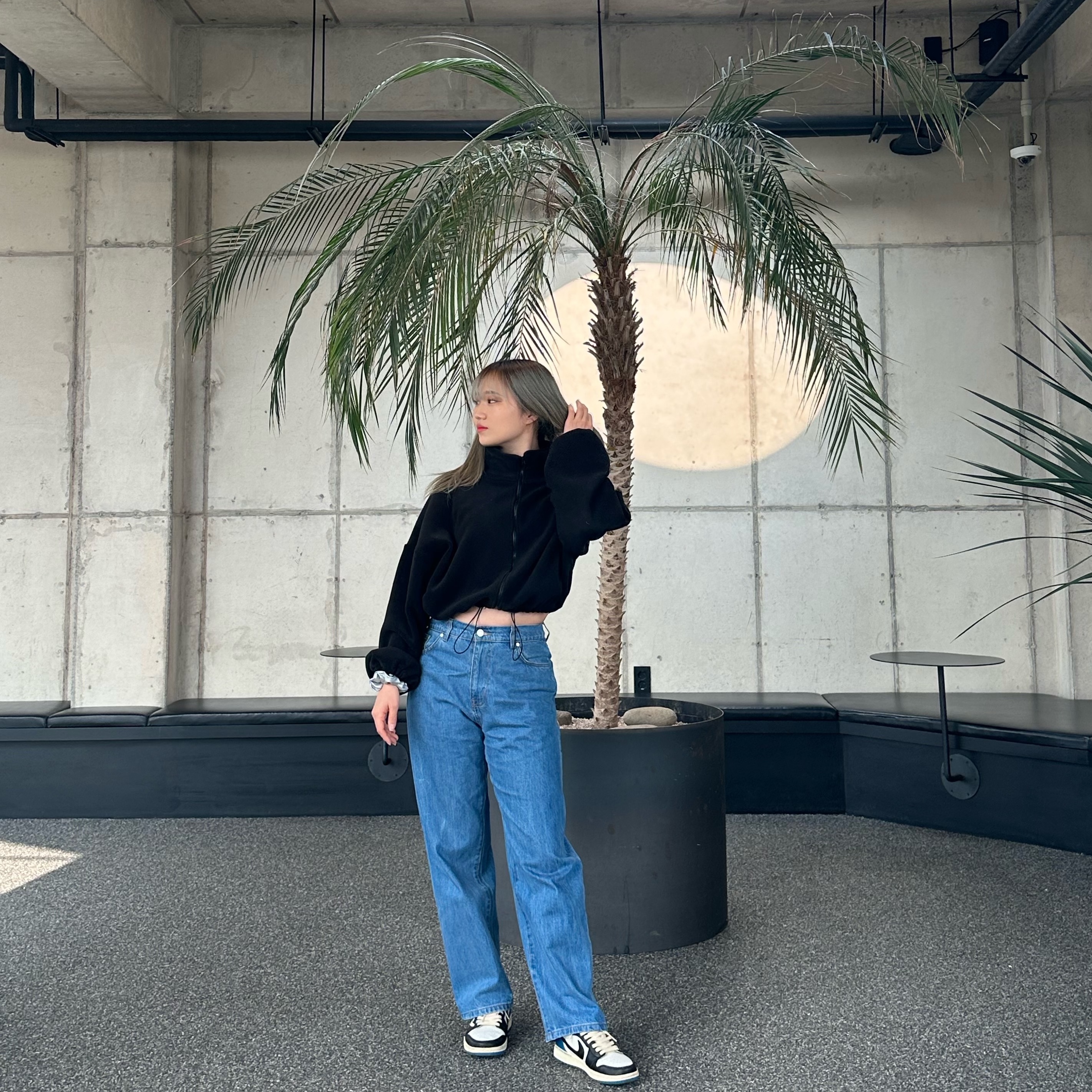 Palace Chain Script Jean Stone Wash - 23SS, Jordan 1 x Travis Scott x Fragment Retro Low OG SP Military Blue 착용 스타일 - 2