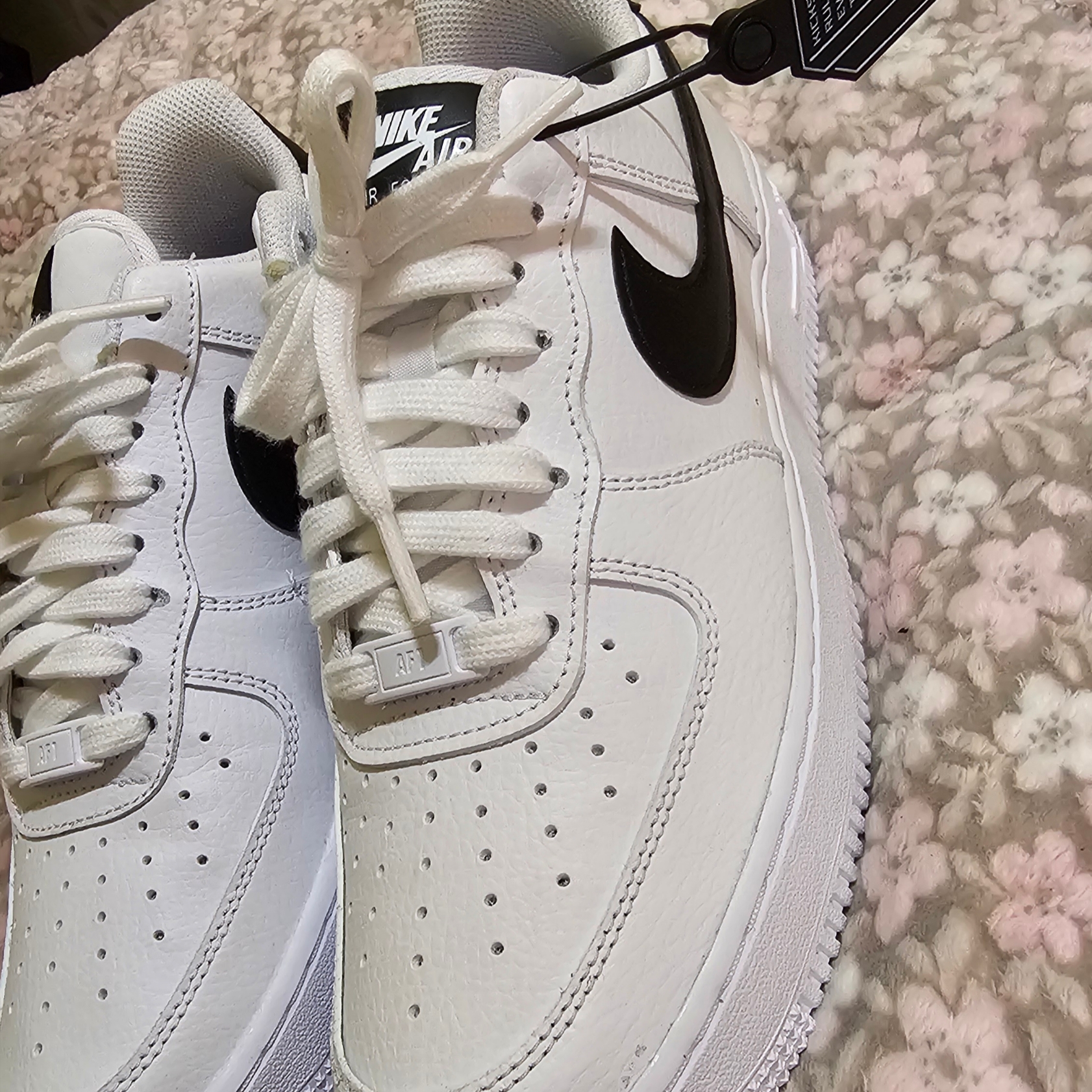 (W) Nike Air Force 1 '07 White Black 착용 스타일 - 1