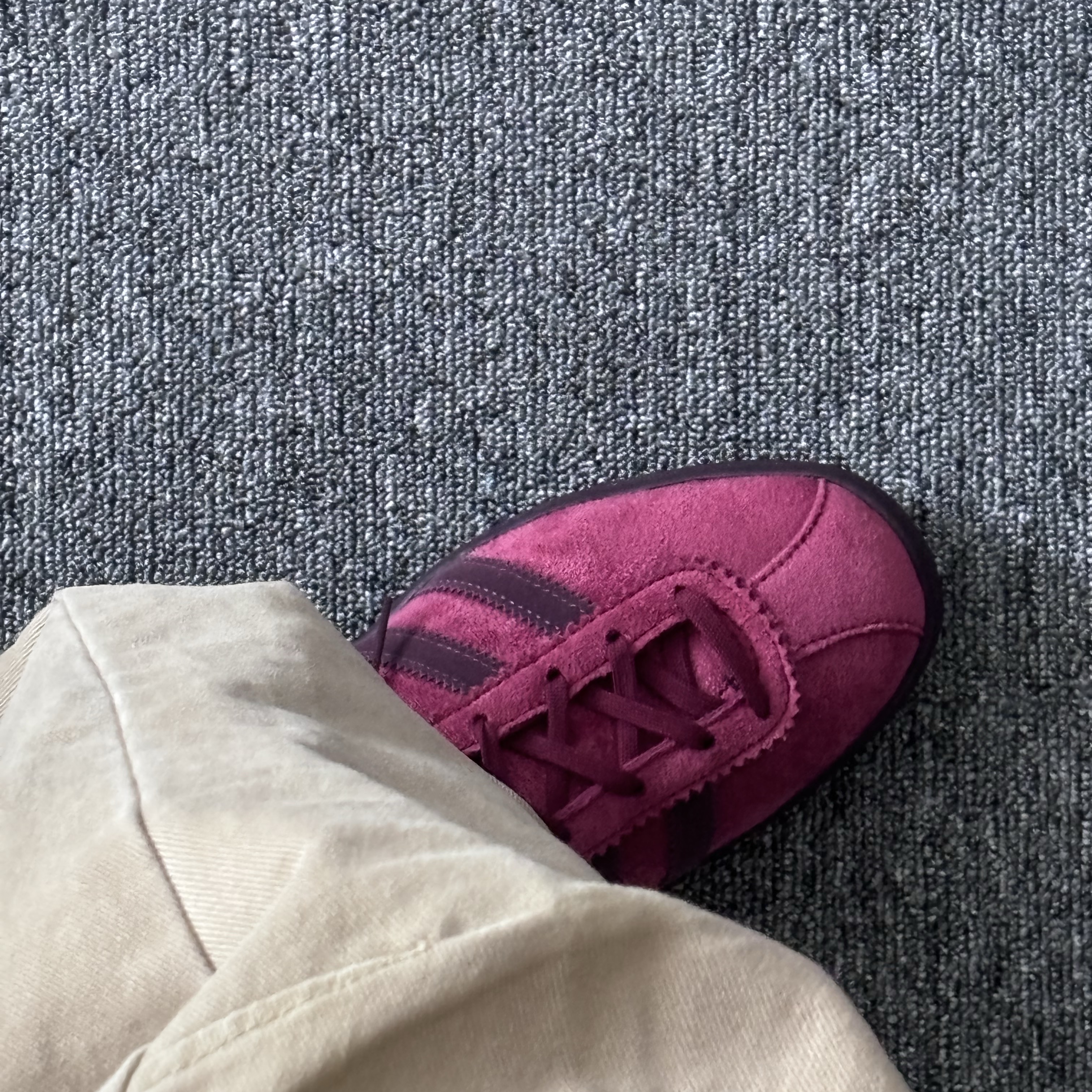 Adidas Tobacco Gruen Collegiate Burgundy 착용 스타일