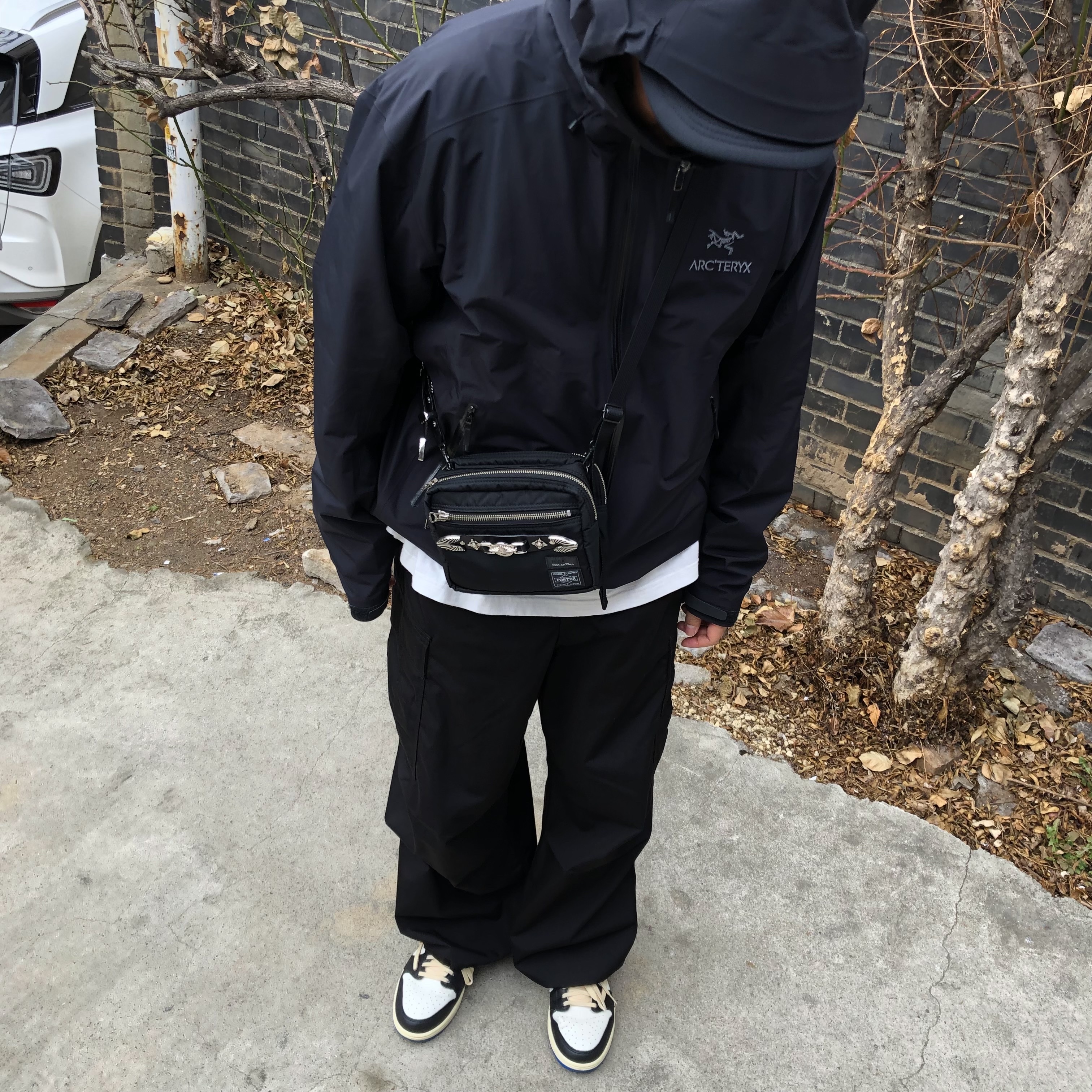 Arc'teryx Beta LT Jacket Black, Porter x Toga Belt Bag Black 착용 스타일 - 3