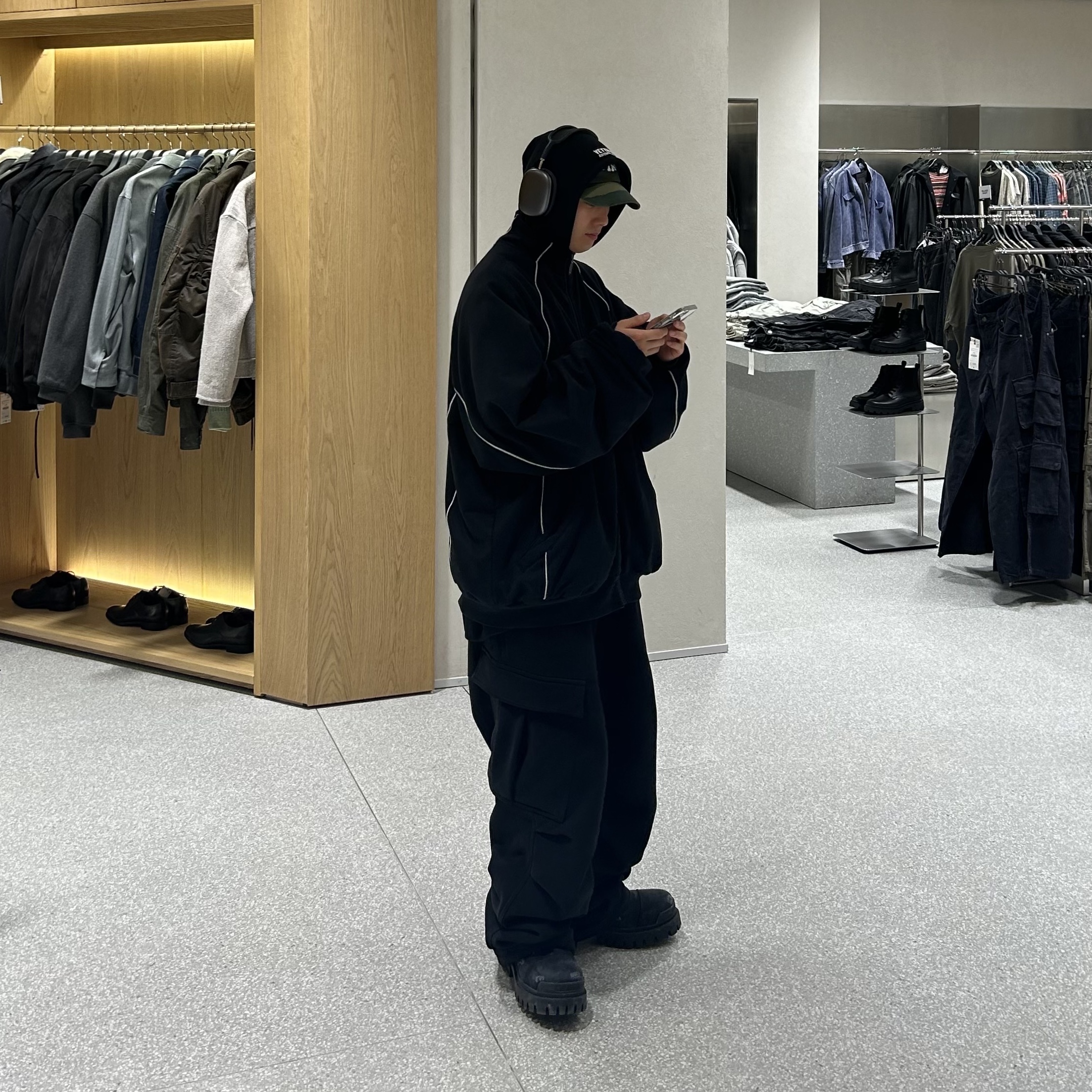 Farfromwhat Far Oversized Cargo Sweatpants Black, Apple AirPods Max Lightning Space Gray (Korean Ver.) 착용 스타일 - 2
