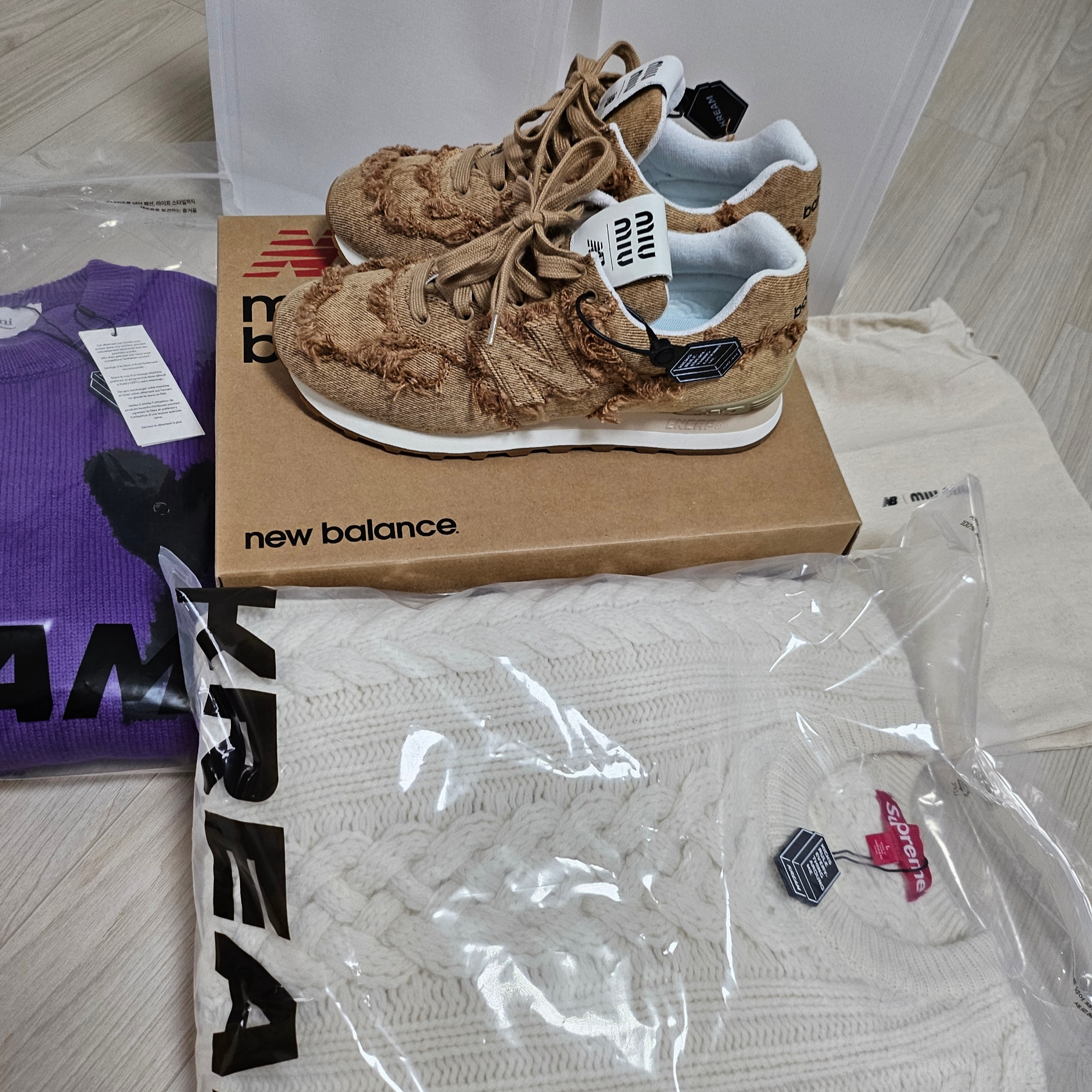 (W) New Balance x Miu Miu 574 Marble Denim Cognac, Supreme Applique Cable Knit Sweater Ivory - 23FW 착용 스타일 - 2