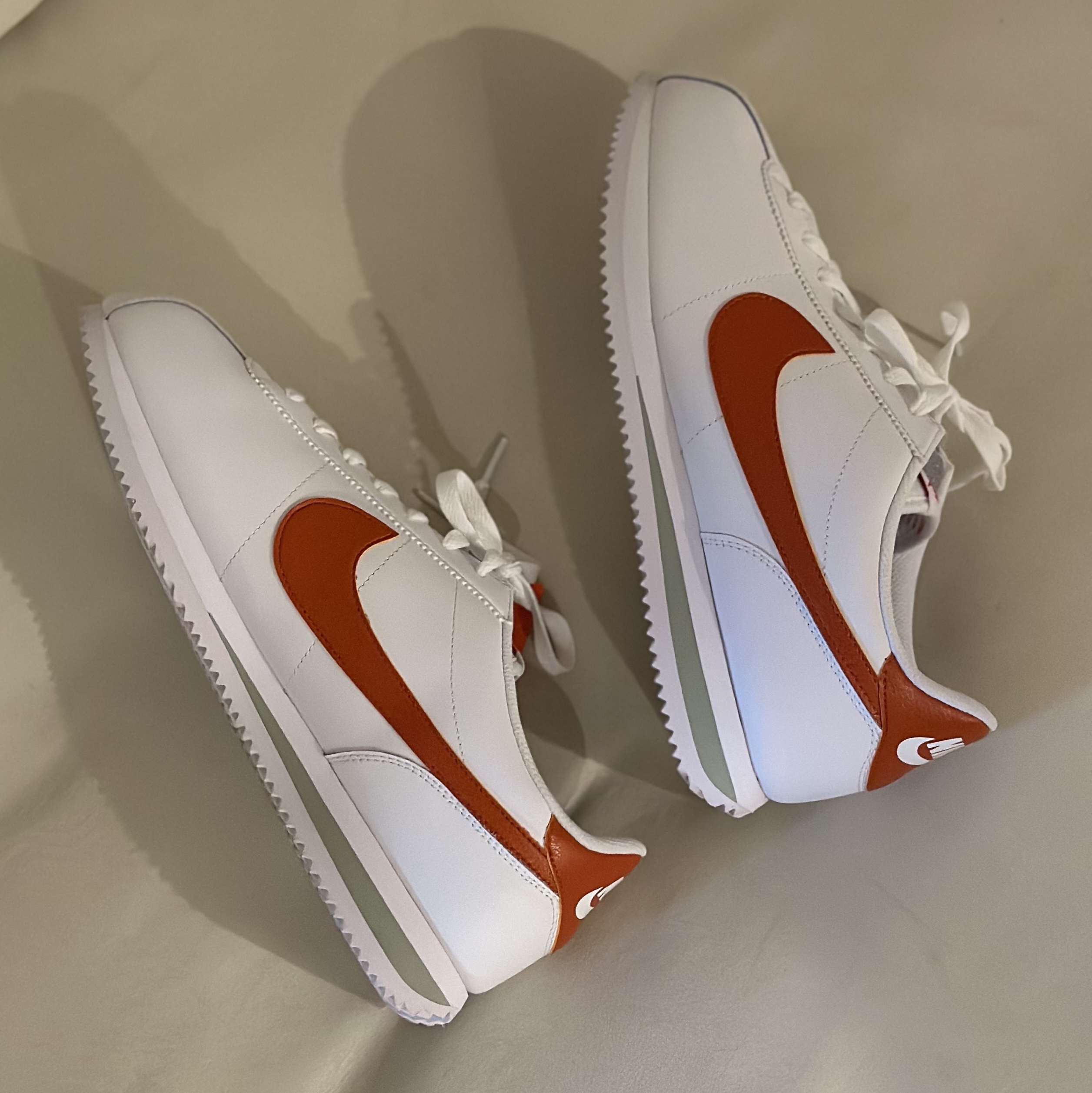 Nike Cortez White Campfire Orange 착용 스타일 - 1