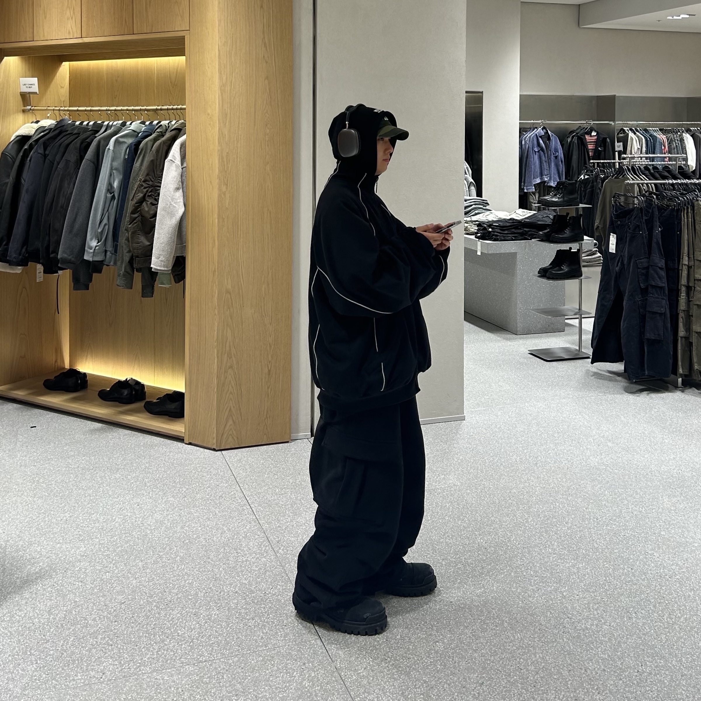Farfromwhat Far Oversized Cargo Sweatpants Black, Apple AirPods Max Lightning Space Gray (Korean Ver.) 착용 스타일 - 1