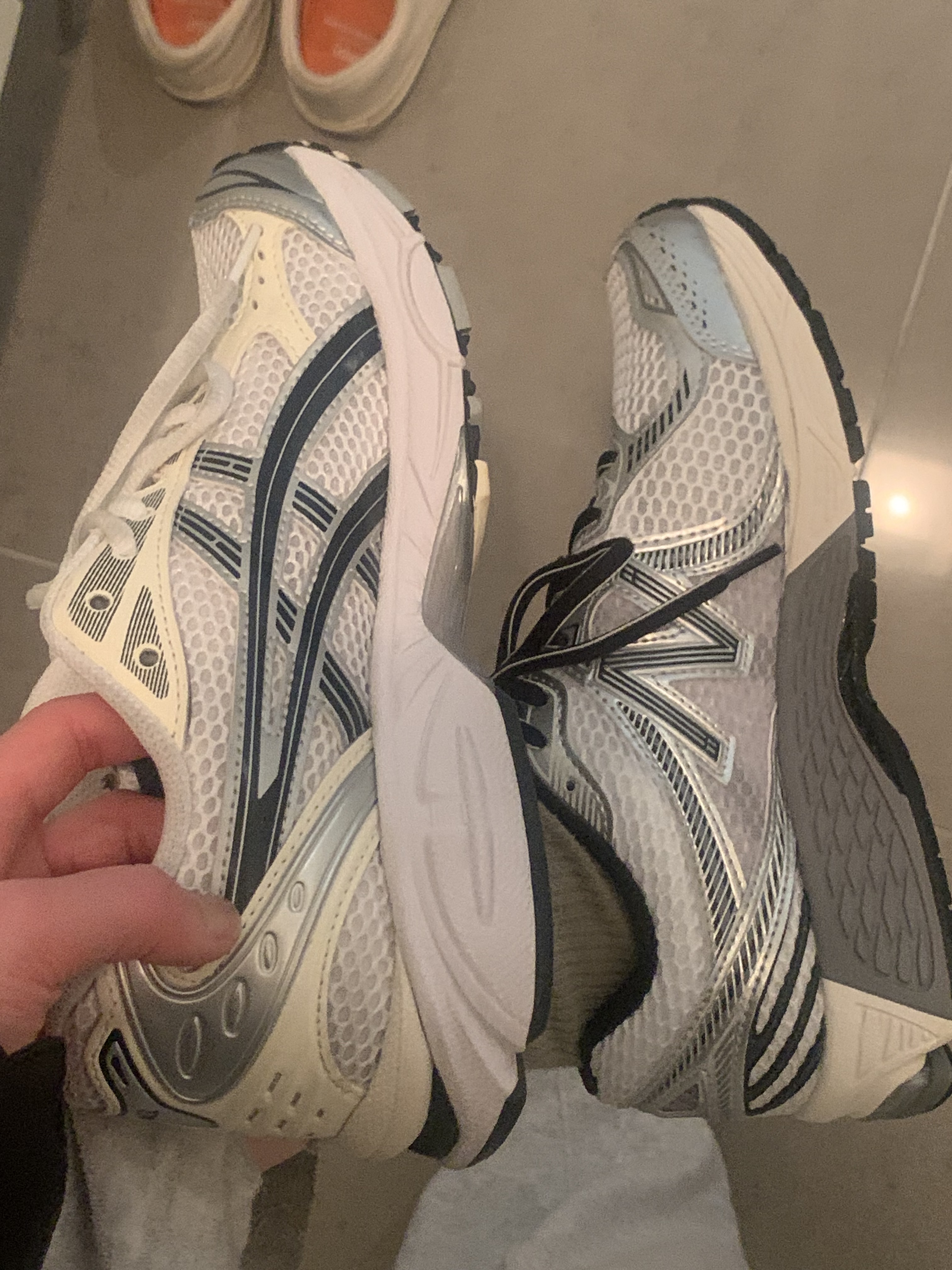 (W) Asics Gel-Kayano 14 White Midnight, New Balance 860v2 Optic White 착용 스타일 - 3