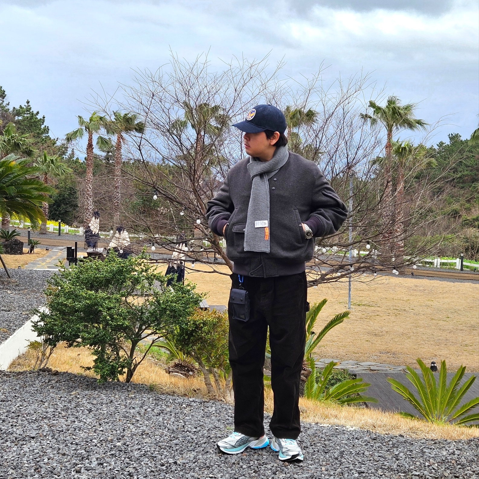 Puma Velophasis Phased White Porcelain, Uniqlo x Engineered Garments Pufftech Short Blouson Dark Gray 착용 스타일 - 3