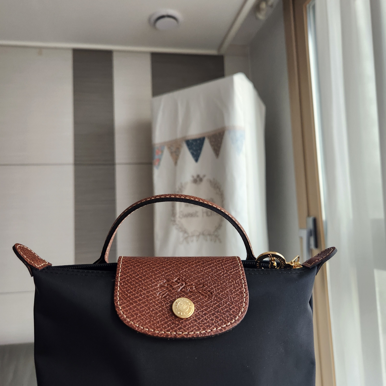 Longchamp Le Pliage Original Handle Pouch Black 착용 스타일 - 1